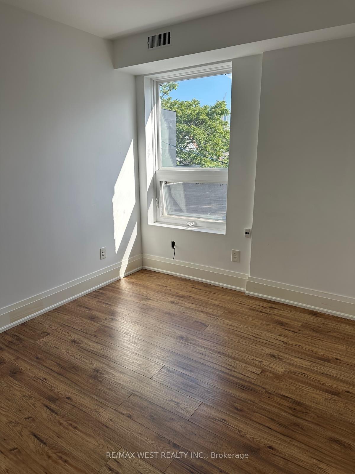 Photo 5 of Unit 3, 398 College Street, Toronto, Palmerston-Little Italy — HOMEH