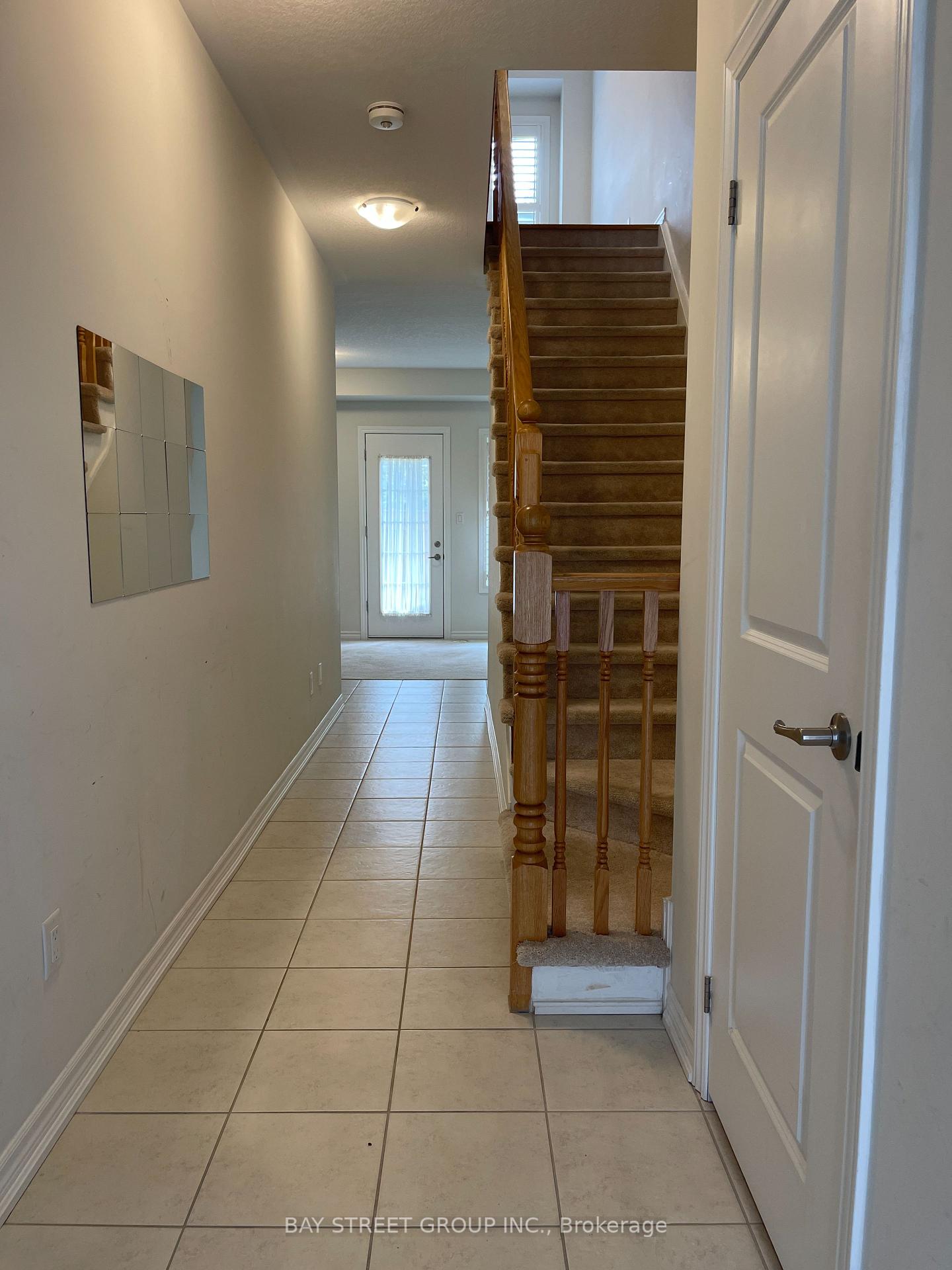 Photo 4 of 32 Borers Creek Circle, Hamilton, Waterdown — HOMEH