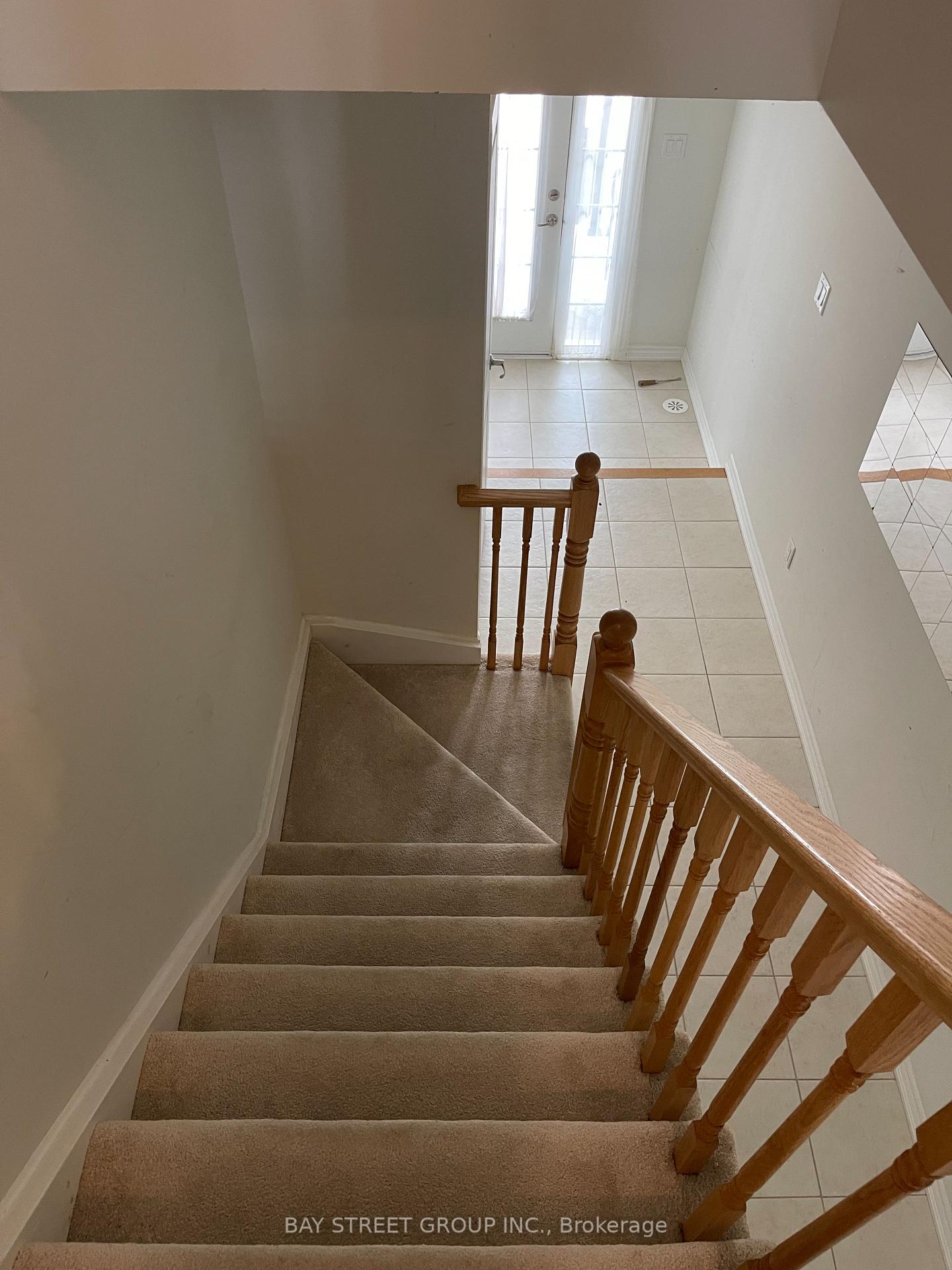 Photo 2 of 32 Borers Creek Circle, Hamilton, Waterdown — HOMEH