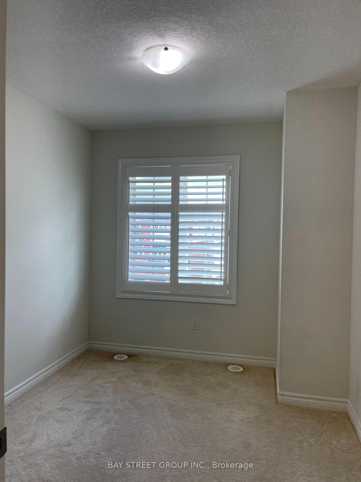 Photo 10 of 32 Borers Creek Circle, Hamilton, Waterdown — HOMEH