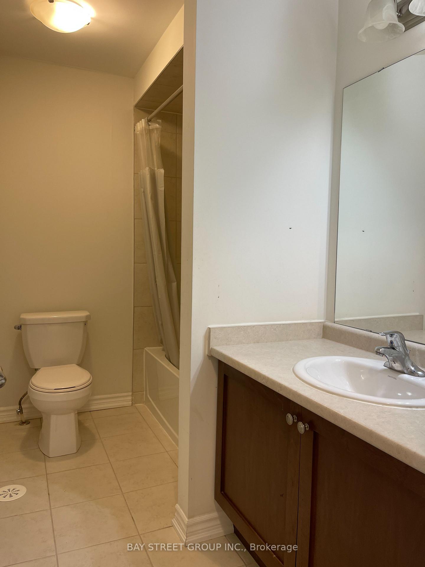 Photo 9 of 32 Borers Creek Circle, Hamilton, Waterdown — HOMEH