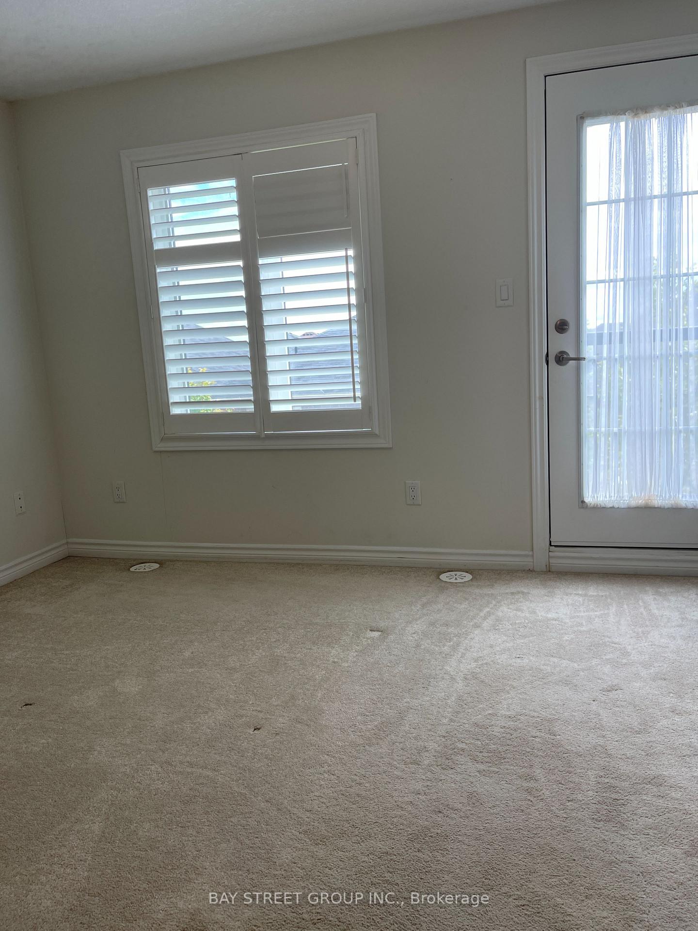 Photo 13 of 32 Borers Creek Circle, Hamilton, Waterdown — HOMEH