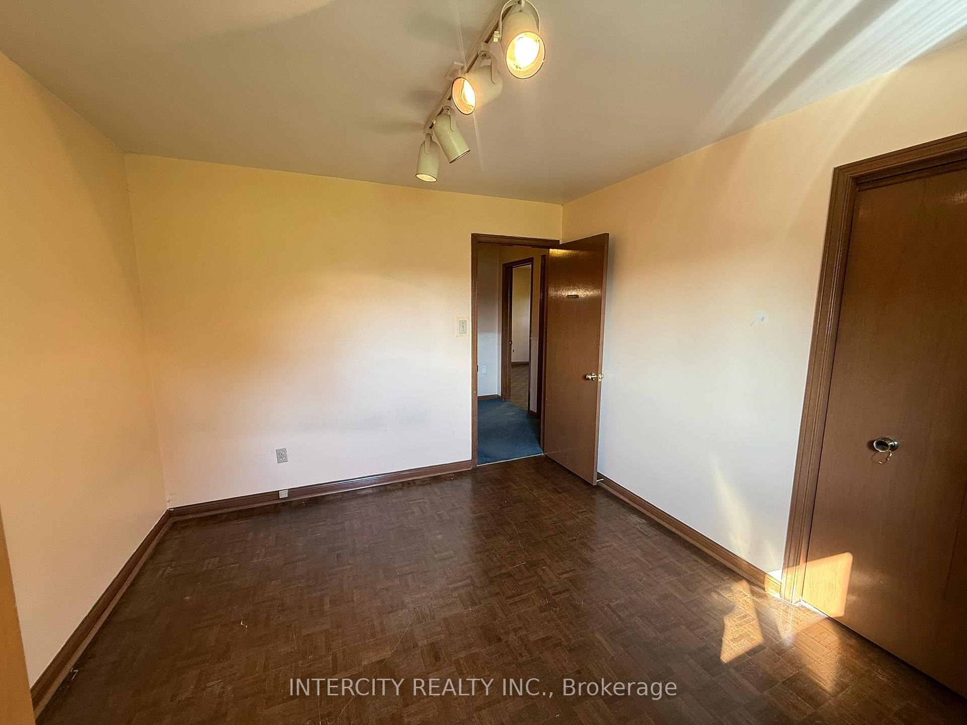 Photo 3 of Unit Main & 2nd Flr, 18 Glen Cameron Road, Markham, Thornhill — HOMEH