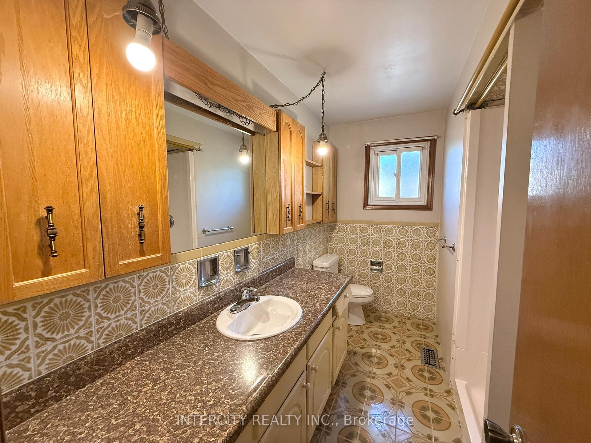 Photo 6 of Unit Main & 2nd Flr, 18 Glen Cameron Road, Markham, Thornhill — HOMEH