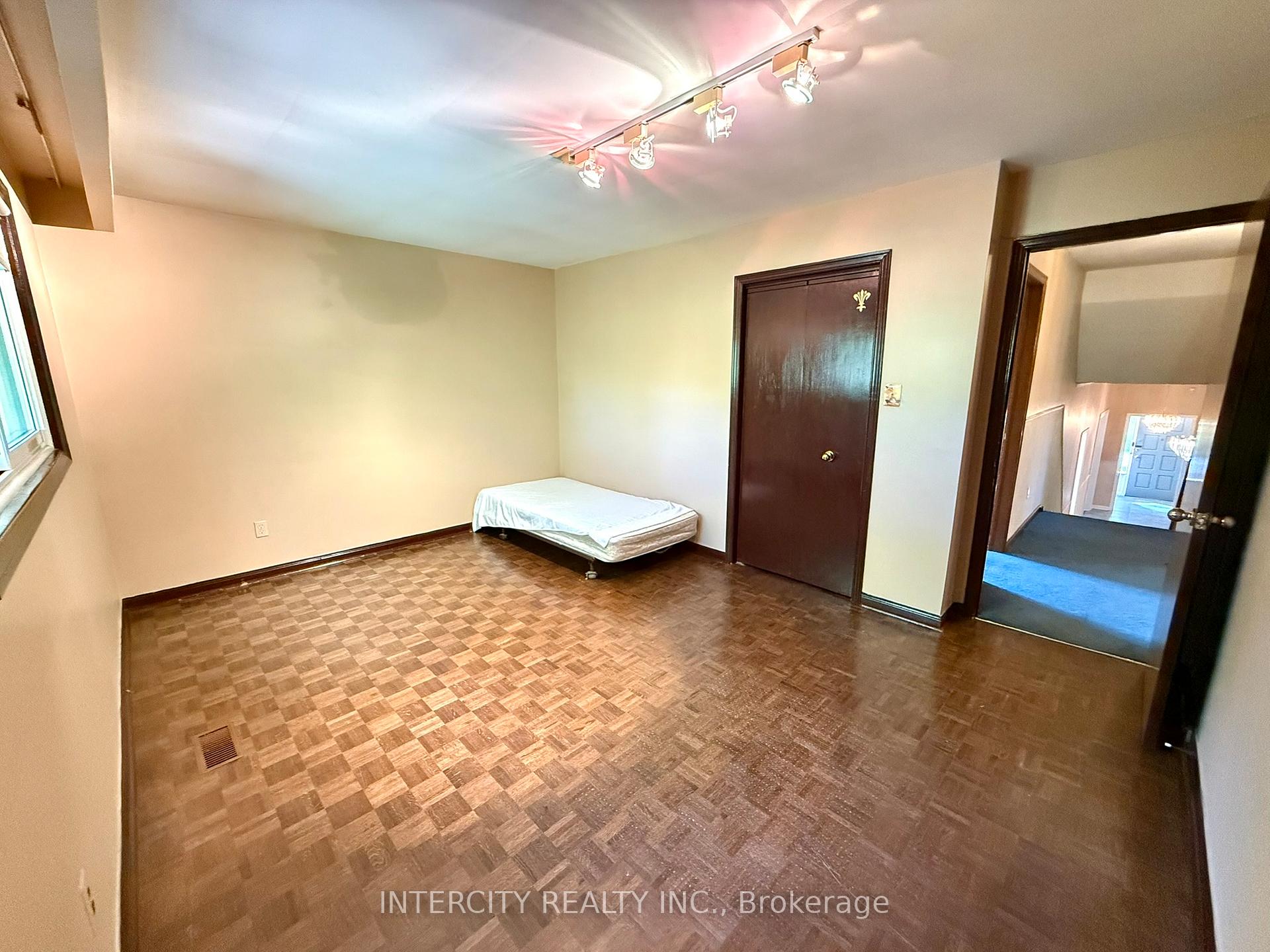 Photo 13 of Unit Main & 2nd Flr, 18 Glen Cameron Road, Markham, Thornhill — HOMEH