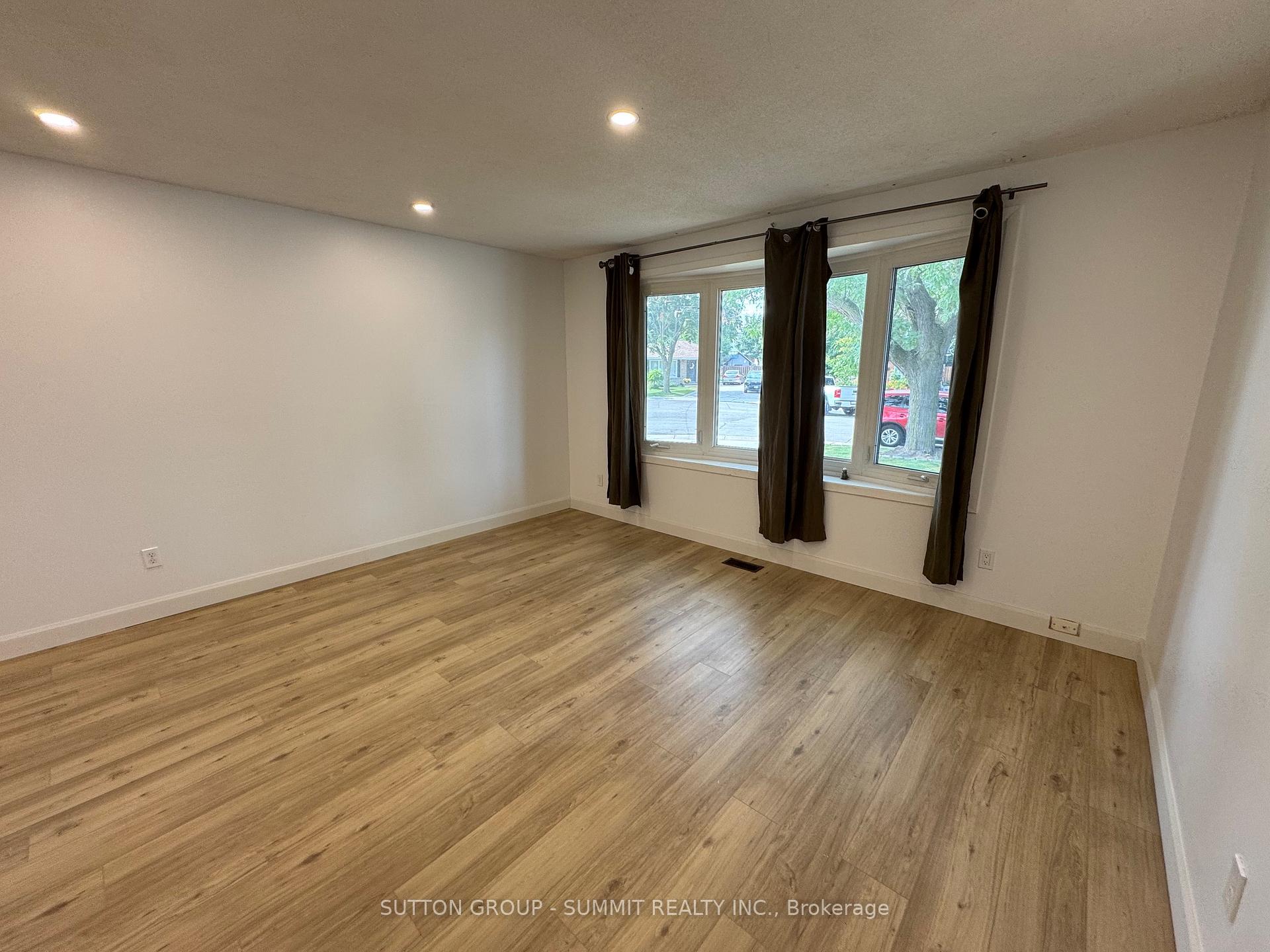 Photo 2 of 5 Fairholme Court, Hamilton, Riverdale — HOMEH
