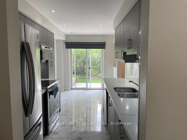 Photo 3 of Unit 27, 10 Cherrytree Drive, Brampton, Fletcher's Creek South — HOMEH