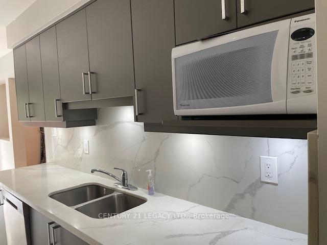 Photo 2 of Unit 27, 10 Cherrytree Drive, Brampton, Fletcher's Creek South — HOMEH