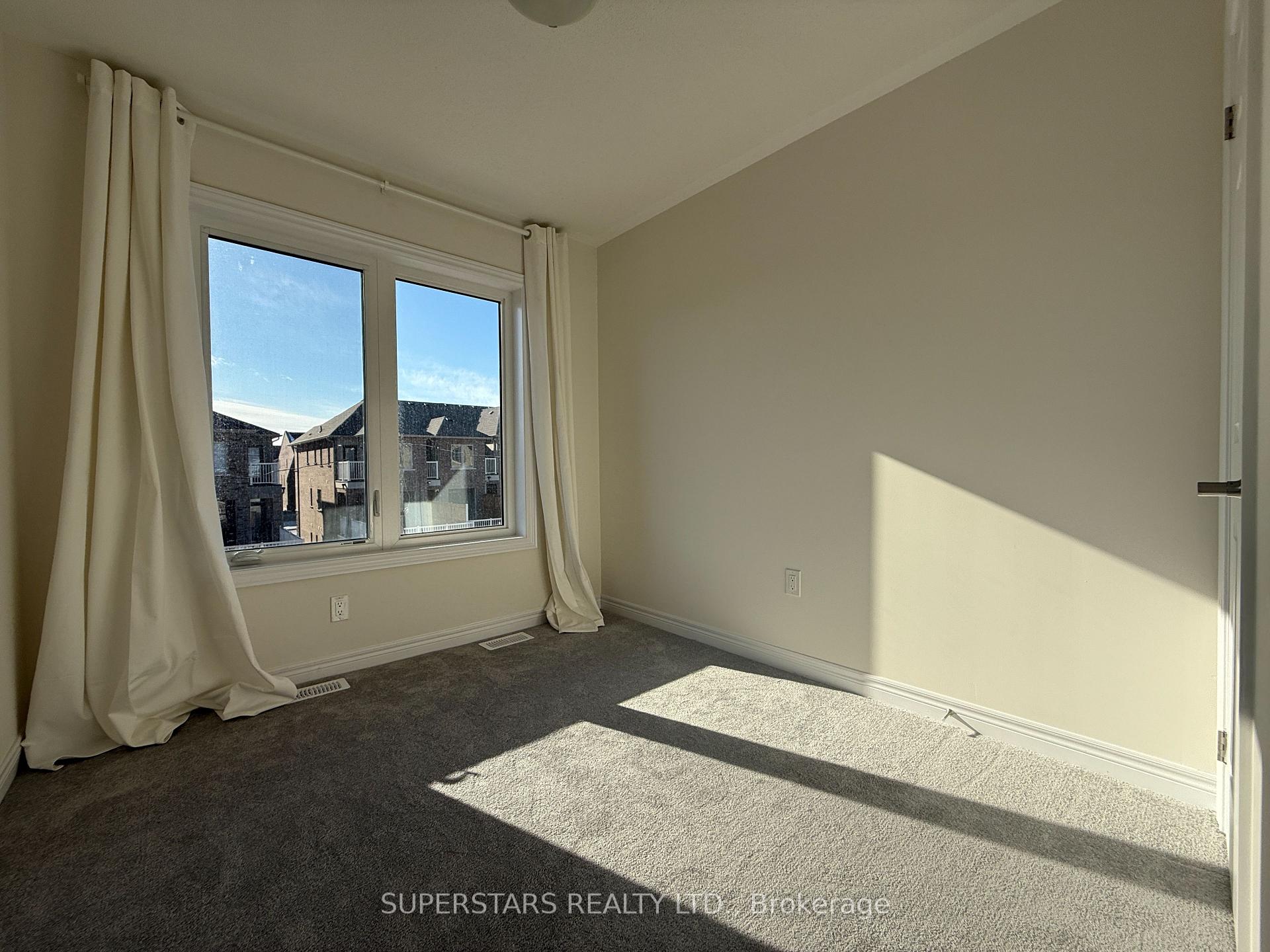 Photo 4 of 929 Crowsnest Hollow, Pickering, Rural Pickering — HOMEH
