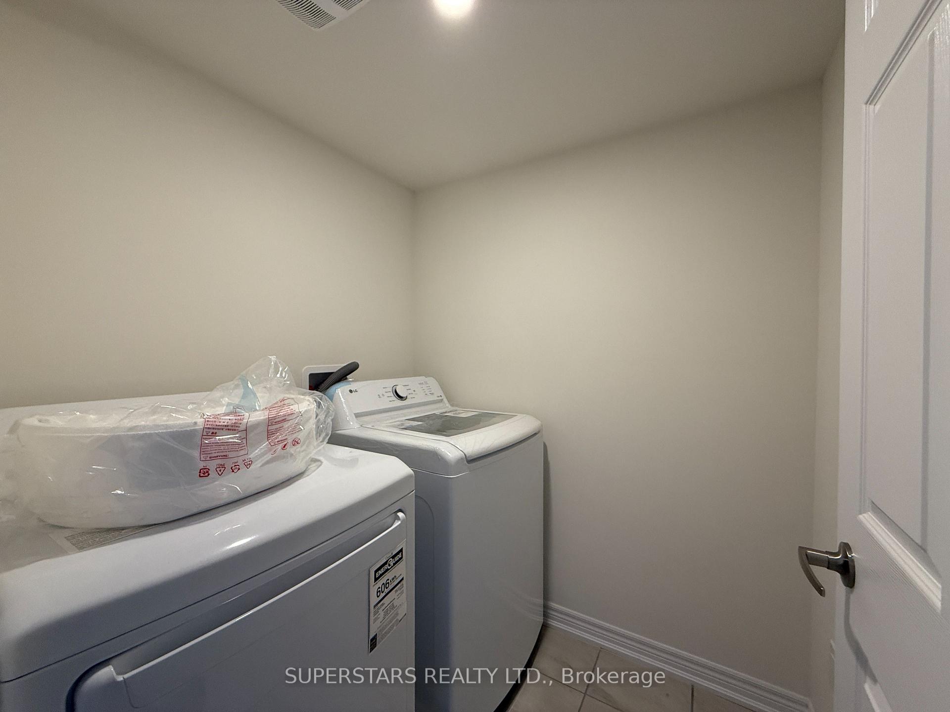 Photo 12 of 929 Crowsnest Hollow, Pickering, Rural Pickering — HOMEH