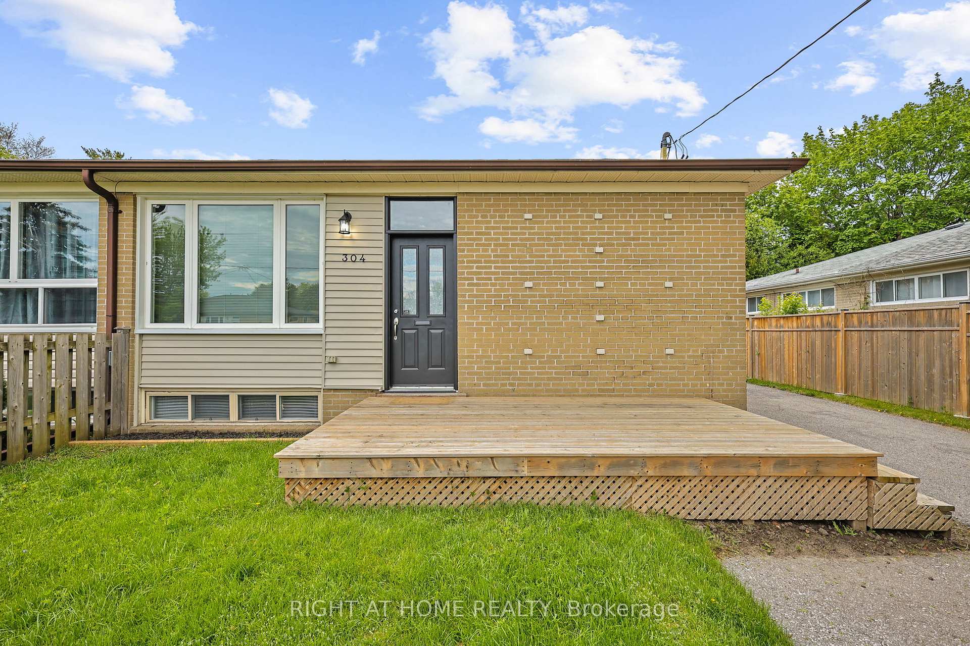Photo 1 of 304 Dovedale Drive, Whitby, Downtown Whitby — HOMEH