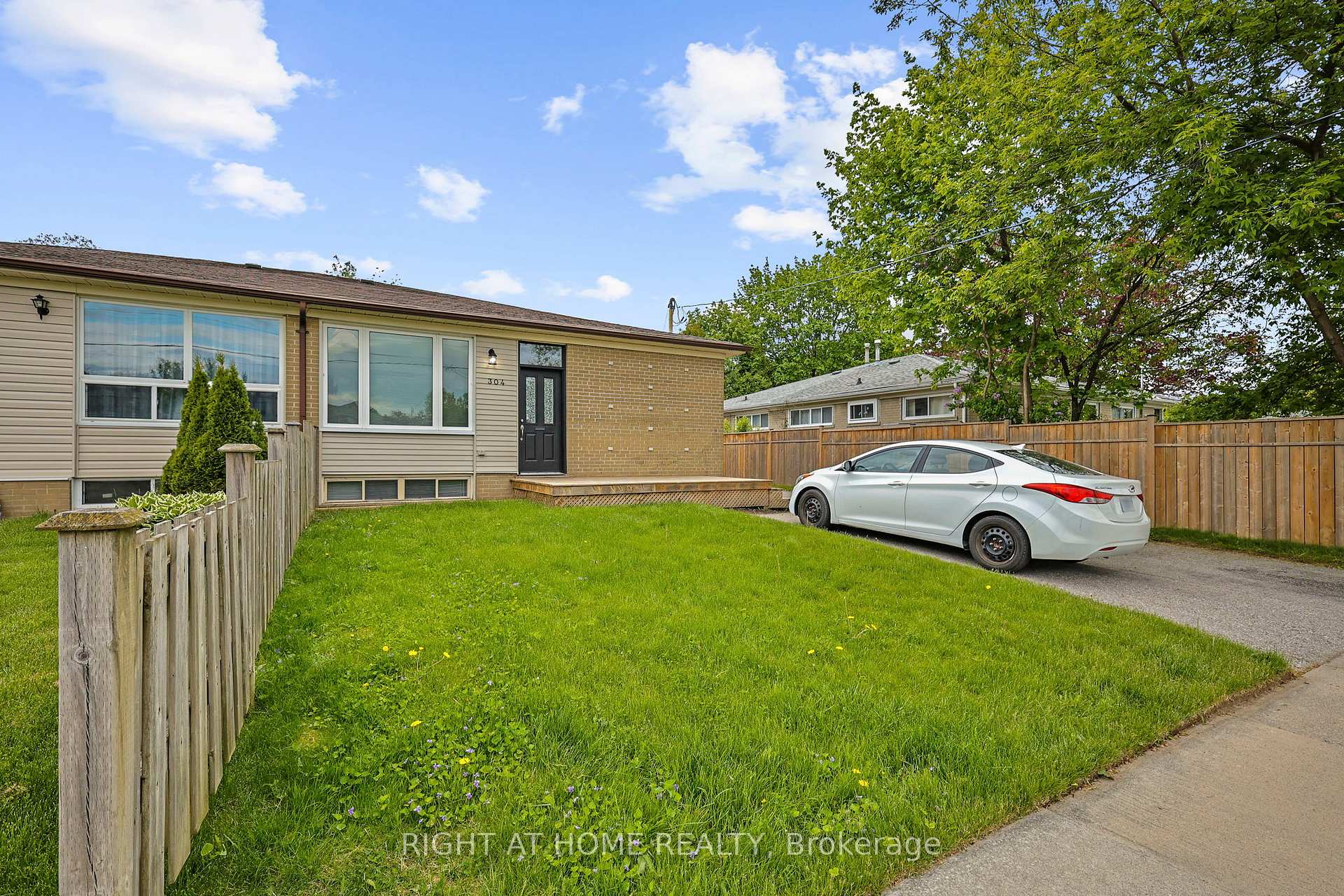 Photo 9 of 304 Dovedale Drive, Whitby, Downtown Whitby — HOMEH