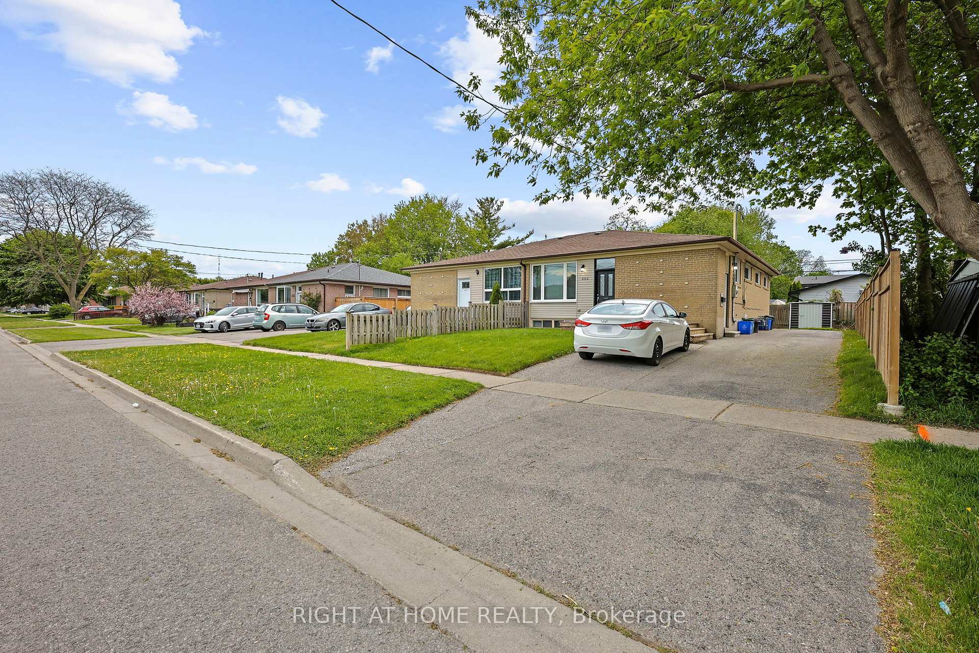 Photo 12 of 304 Dovedale Drive, Whitby, Downtown Whitby — HOMEH