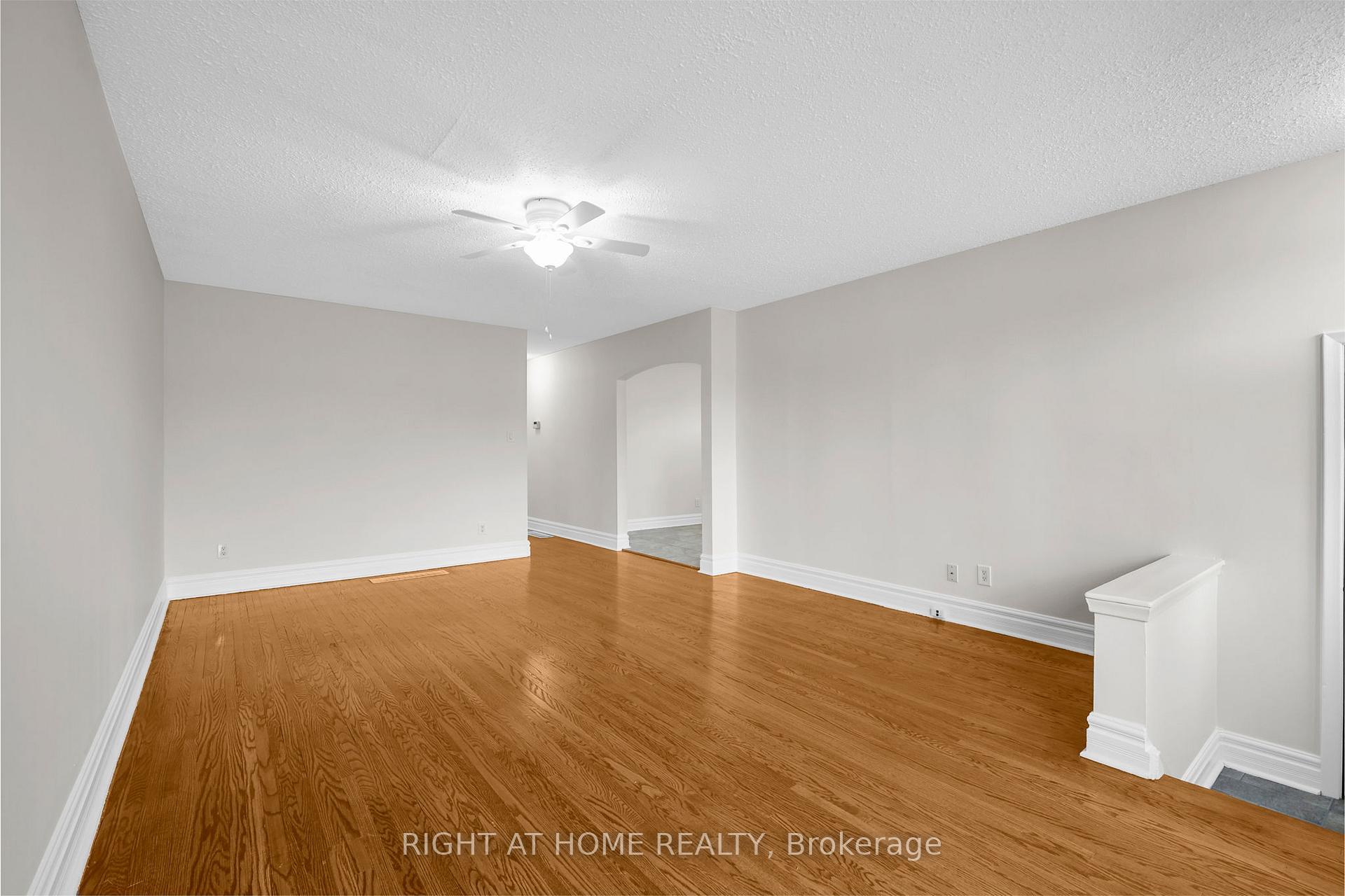 Photo 5 of 304 Dovedale Drive, Whitby, Downtown Whitby — HOMEH
