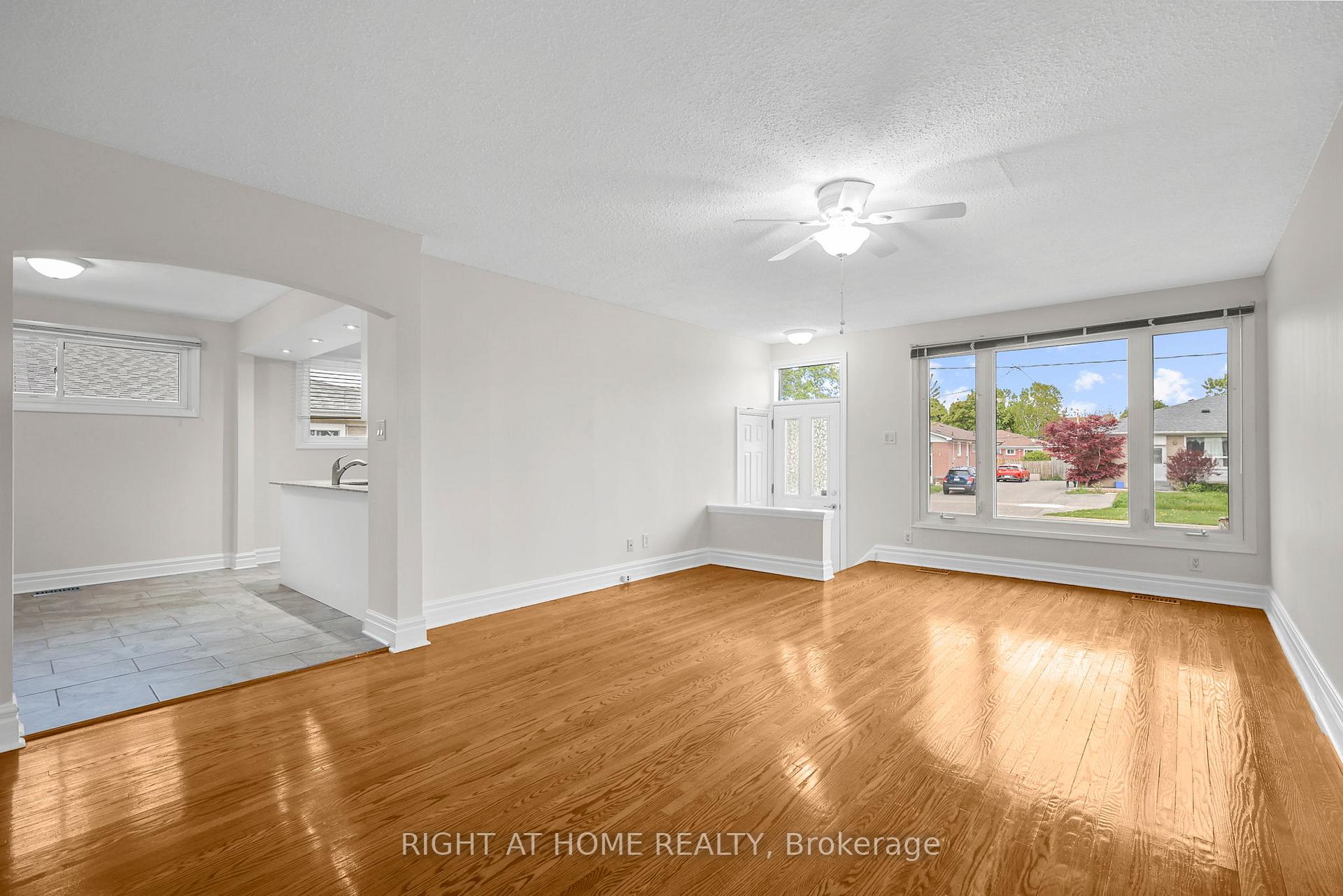 Photo 13 of 304 Dovedale Drive, Whitby, Downtown Whitby — HOMEH