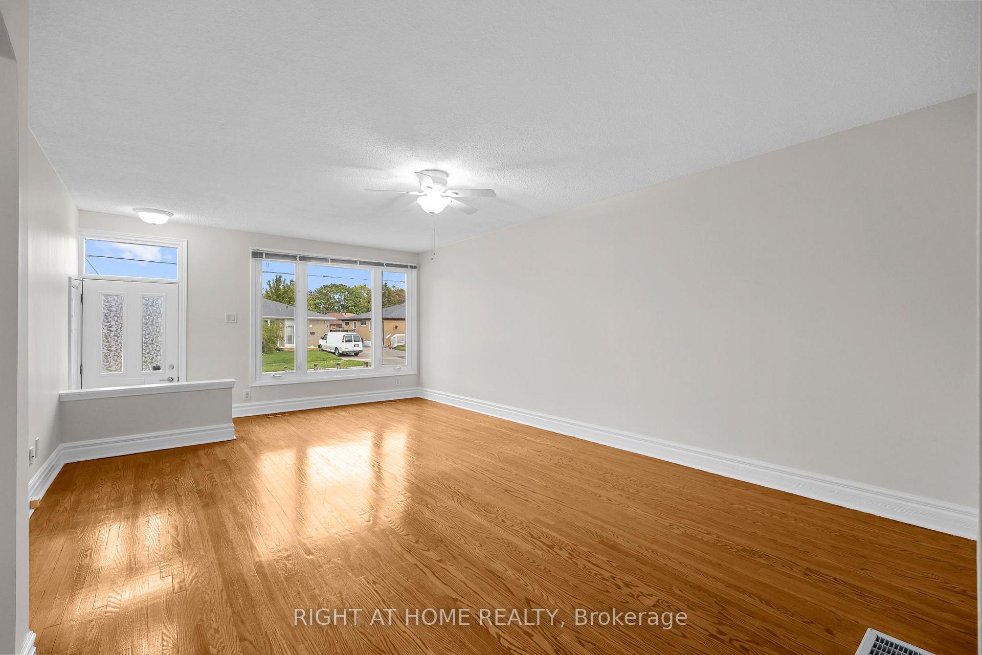 Photo 16 of 304 Dovedale Drive, Whitby, Downtown Whitby — HOMEH