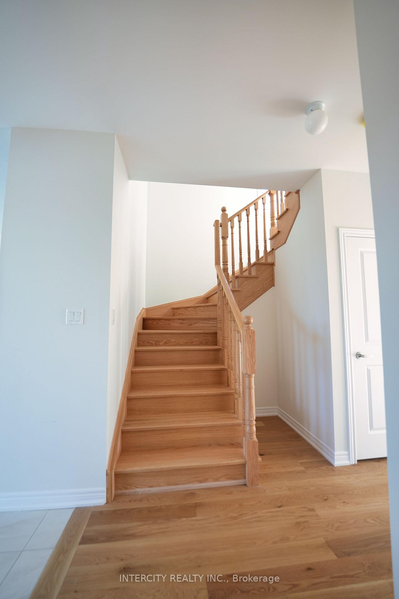 Photo 5 of 21 Sapwood Crescent, Brampton, Snelgrove — HOMEH