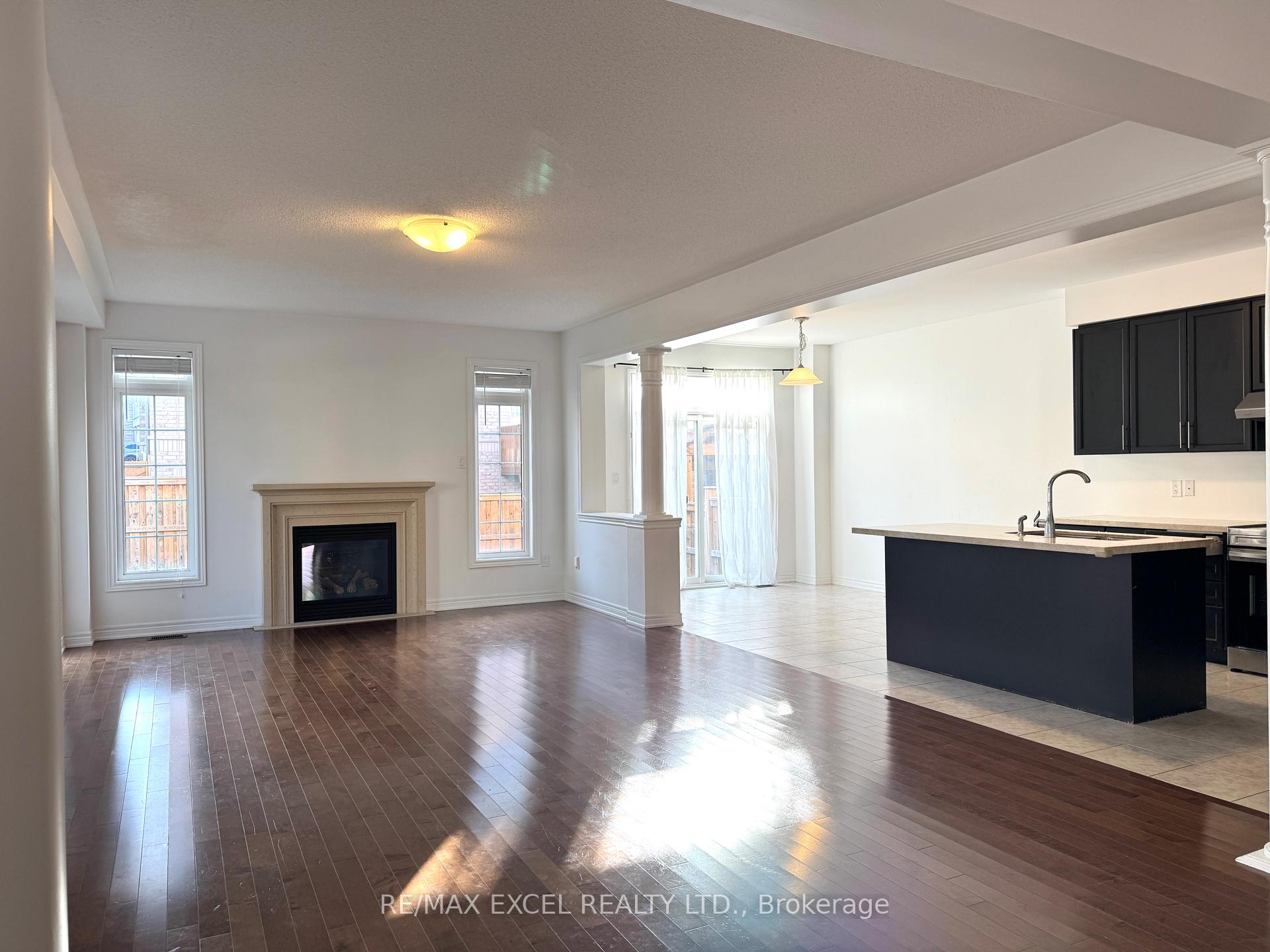 Photo 4 of 2 Christian Ritter Drive, Markham, Berczy — HOMEH