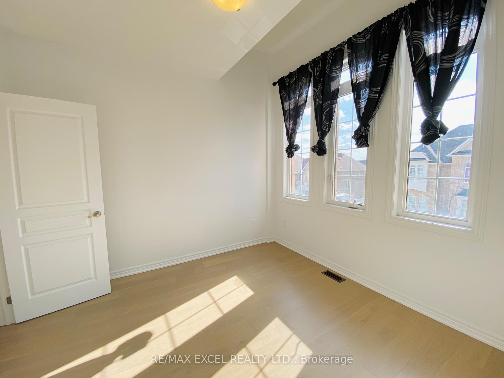 Photo 3 of 2 Christian Ritter Drive, Markham, Berczy — HOMEH