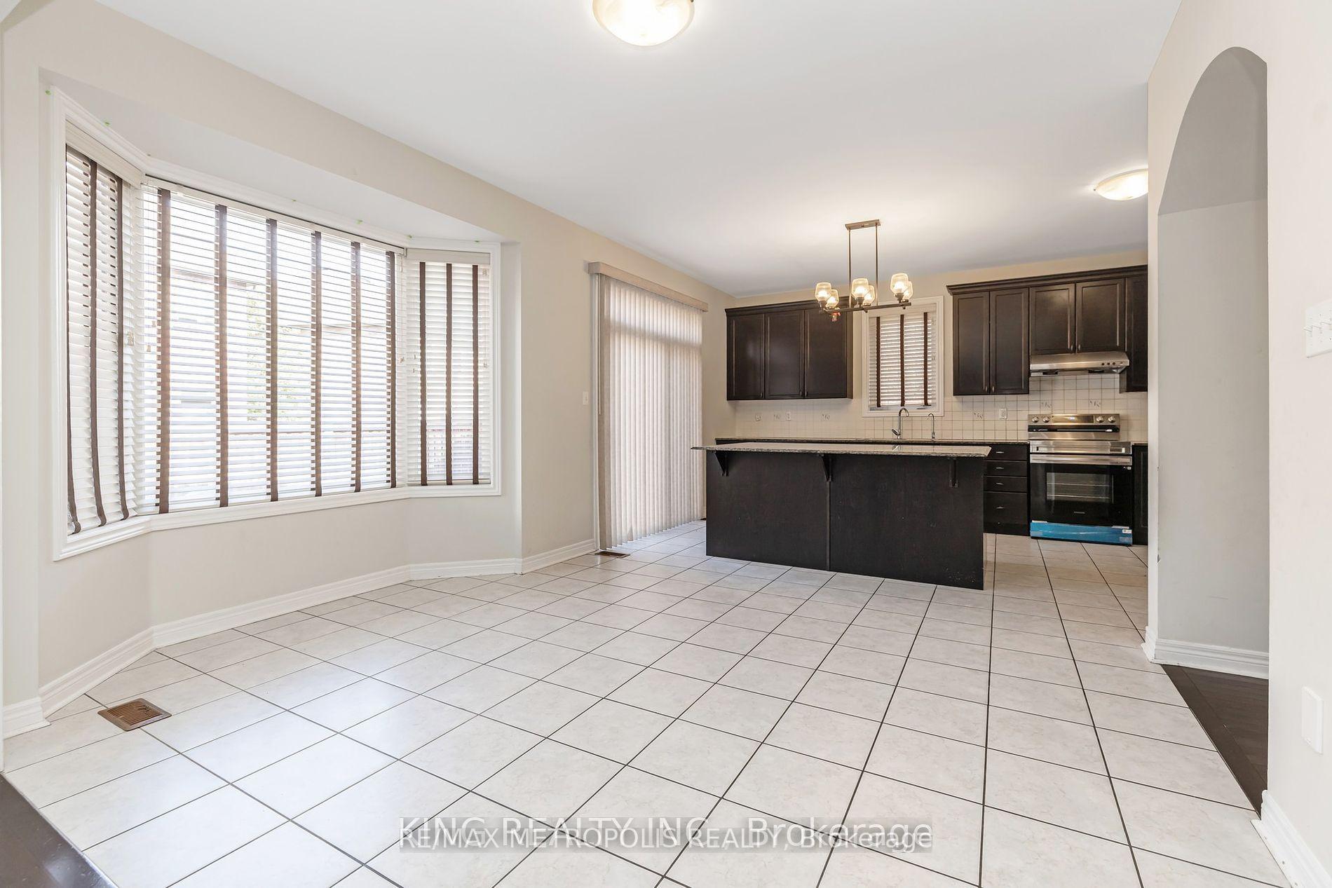 Photo 8 of Unit Main, 8 Overglen Court, Brampton, Credit Valley — HOMEH
