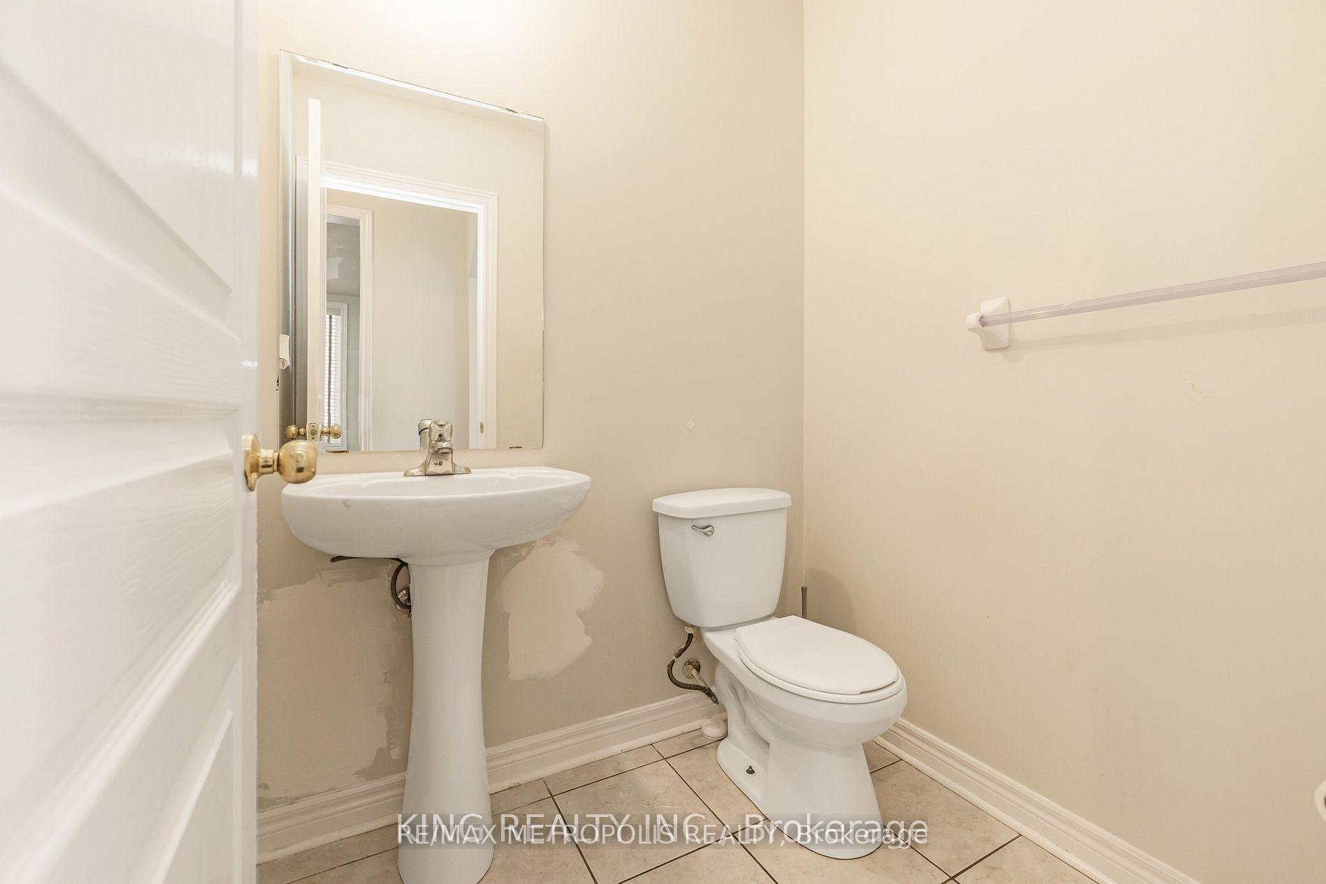 Photo 14 of Unit Main, 8 Overglen Court, Brampton, Credit Valley — HOMEH