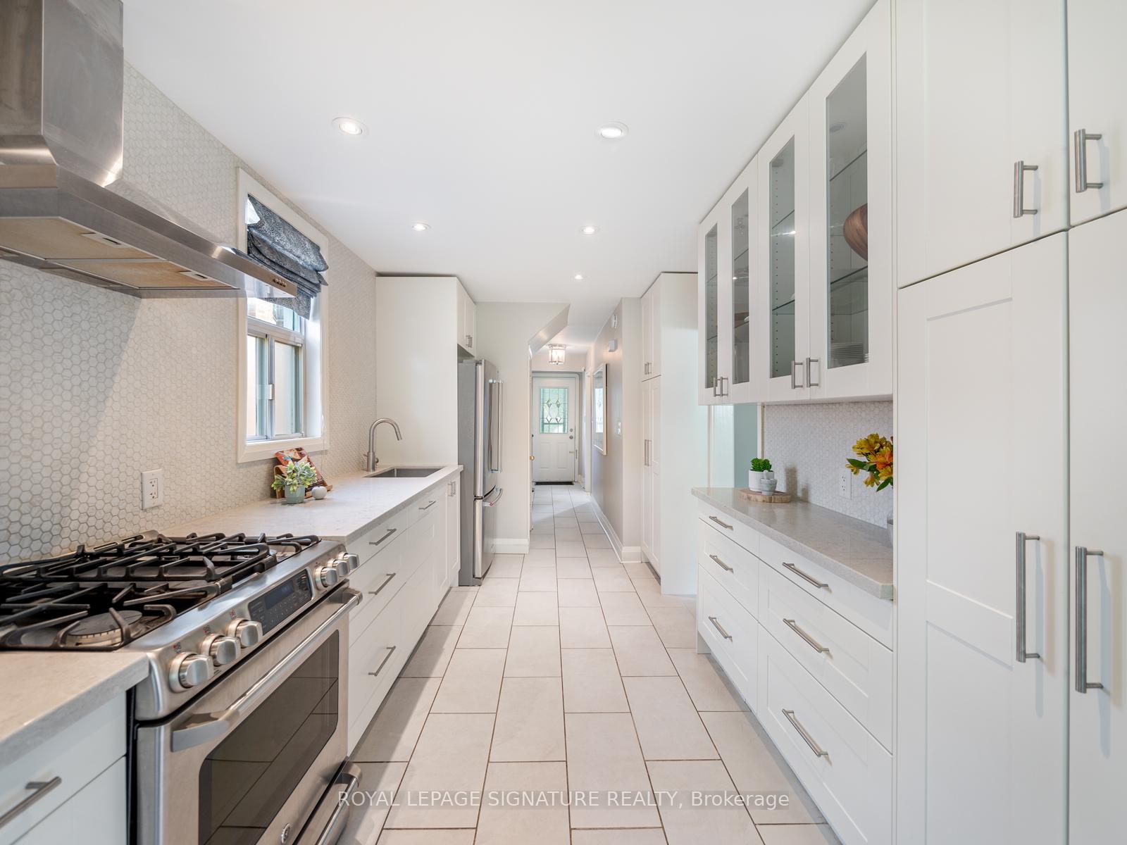 Photo 8 of 31 Brookview Drive, Toronto, Englemount-Lawrence — HOMEH