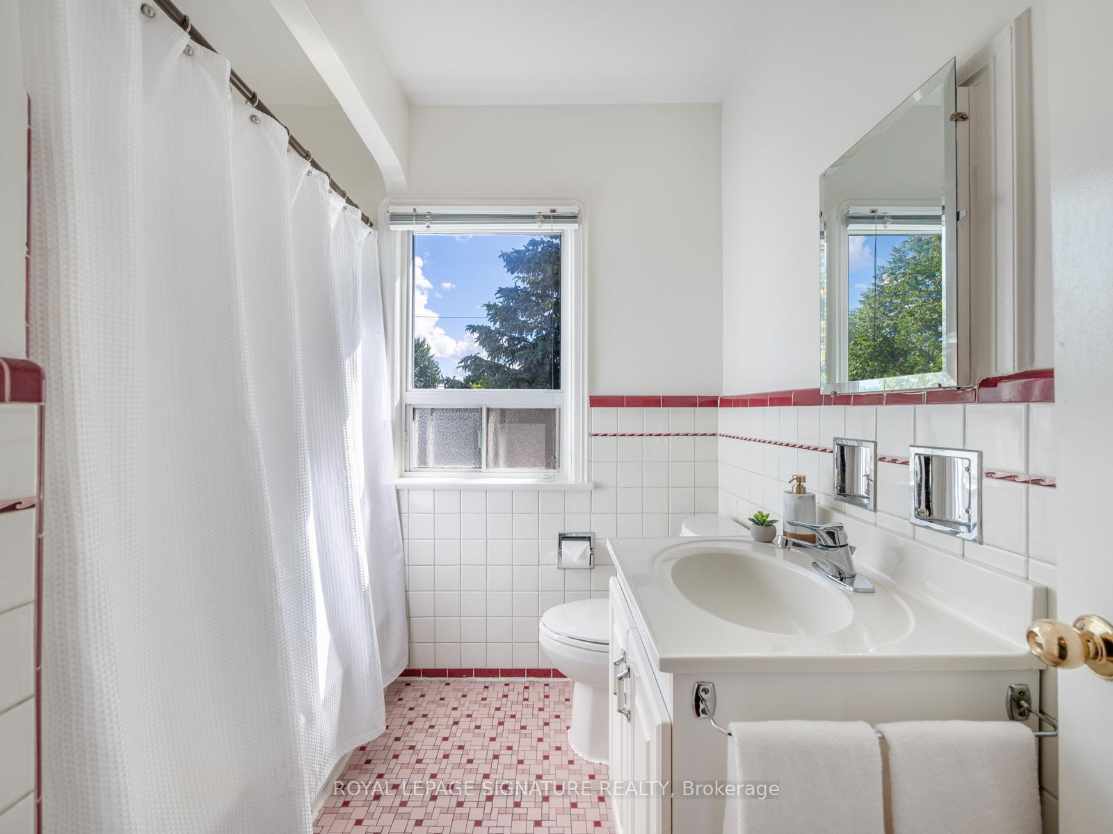 Photo 7 of 31 Brookview Drive, Toronto, Englemount-Lawrence — HOMEH