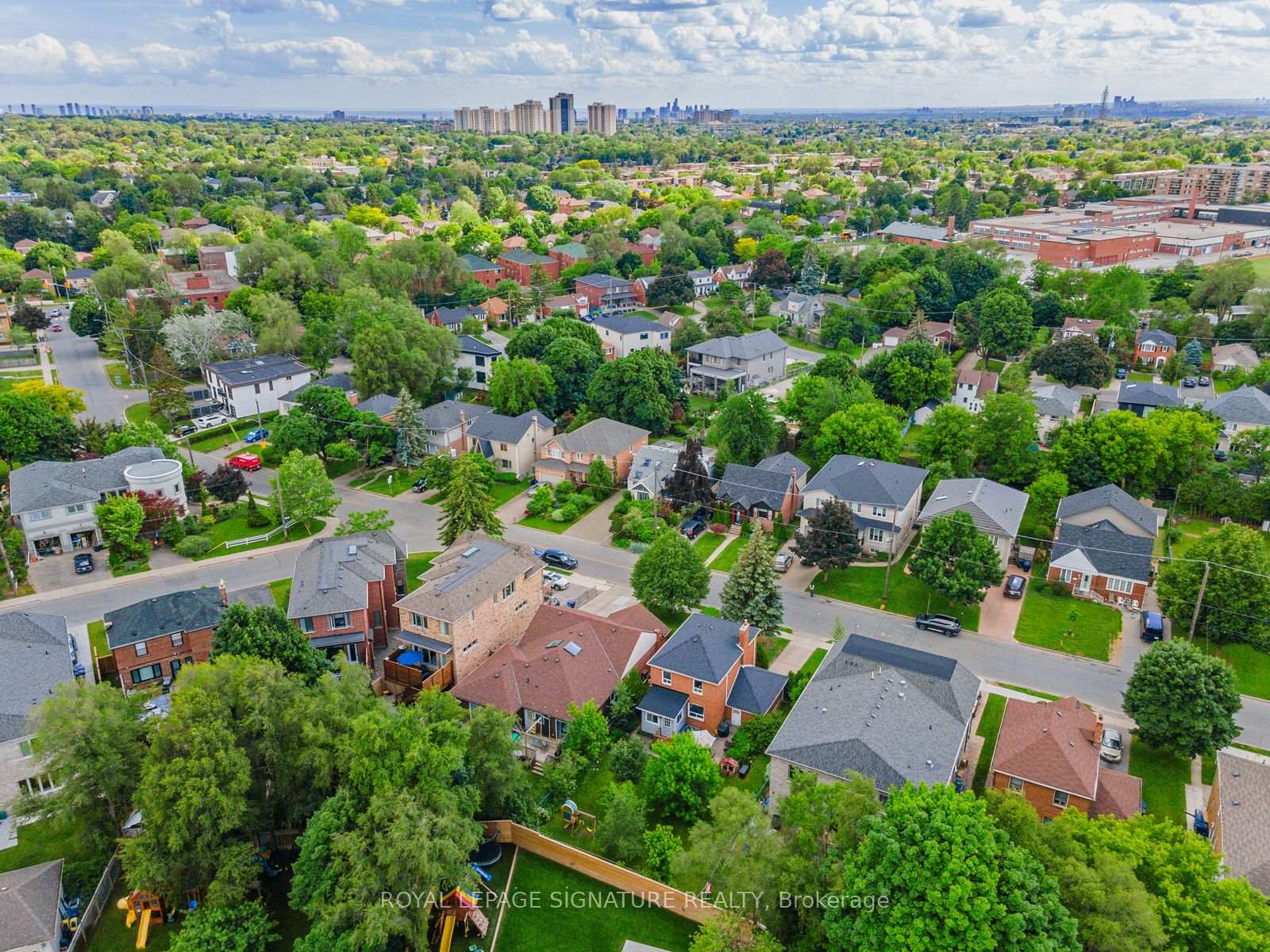 Photo 16 of 31 Brookview Drive, Toronto, Englemount-Lawrence — HOMEH