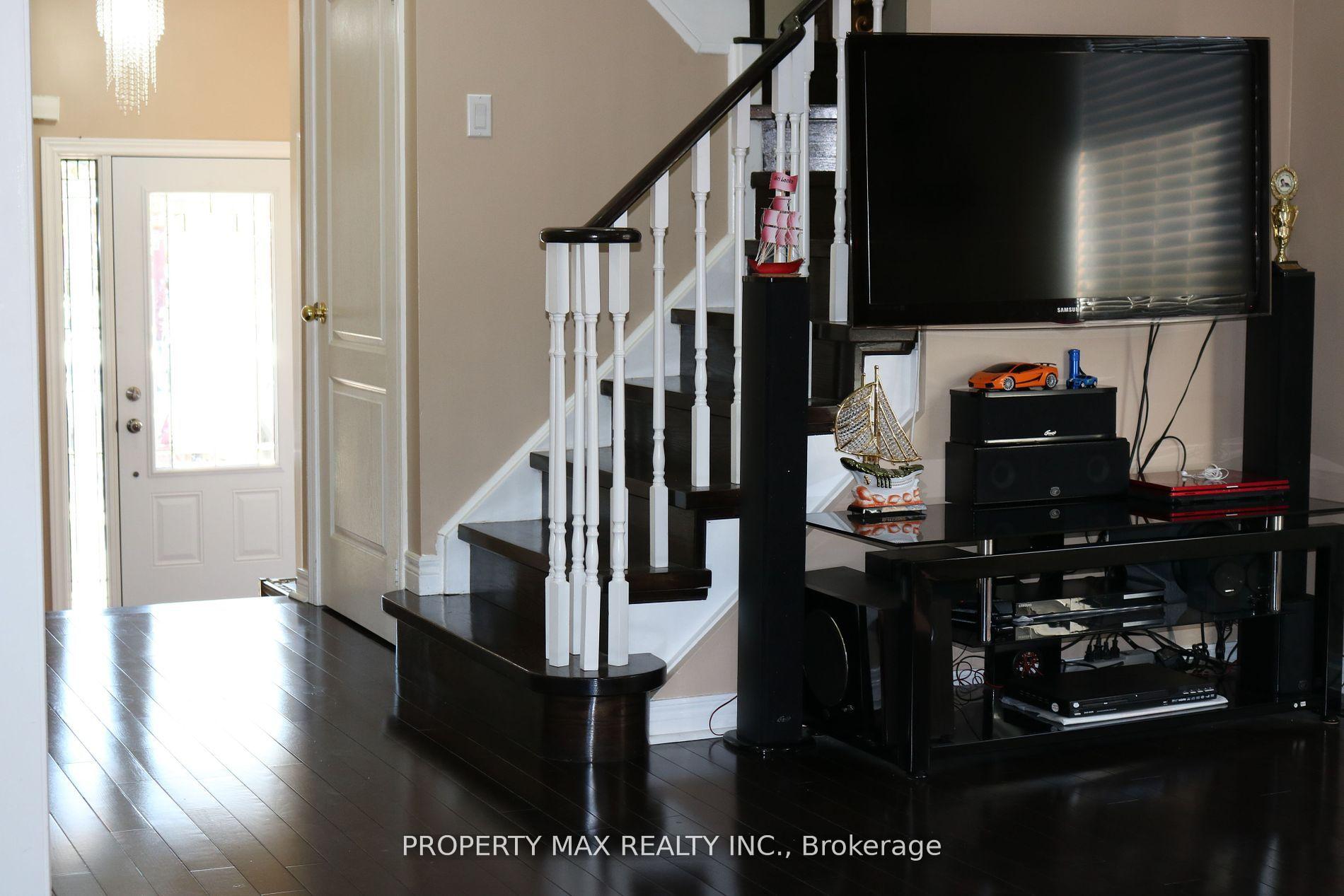 Photo 4 of 14 Rivermere Court, Brampton, Fletcher's Meadow — HOMEH