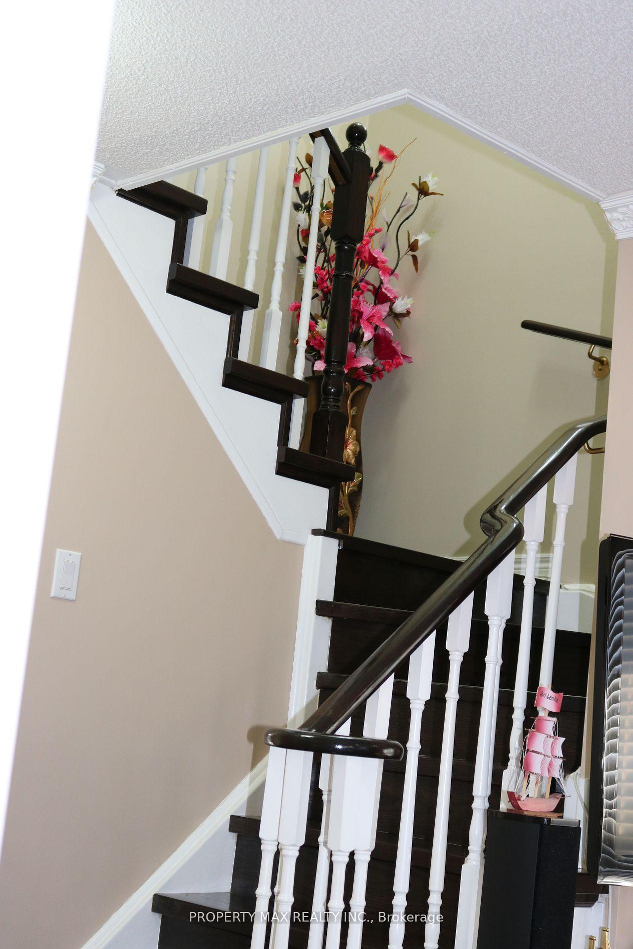 Photo 2 of 14 Rivermere Court, Brampton, Fletcher's Meadow — HOMEH