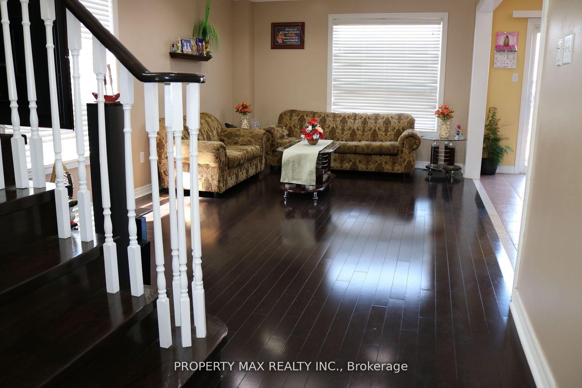 Photo 3 of 14 Rivermere Court, Brampton, Fletcher's Meadow — HOMEH
