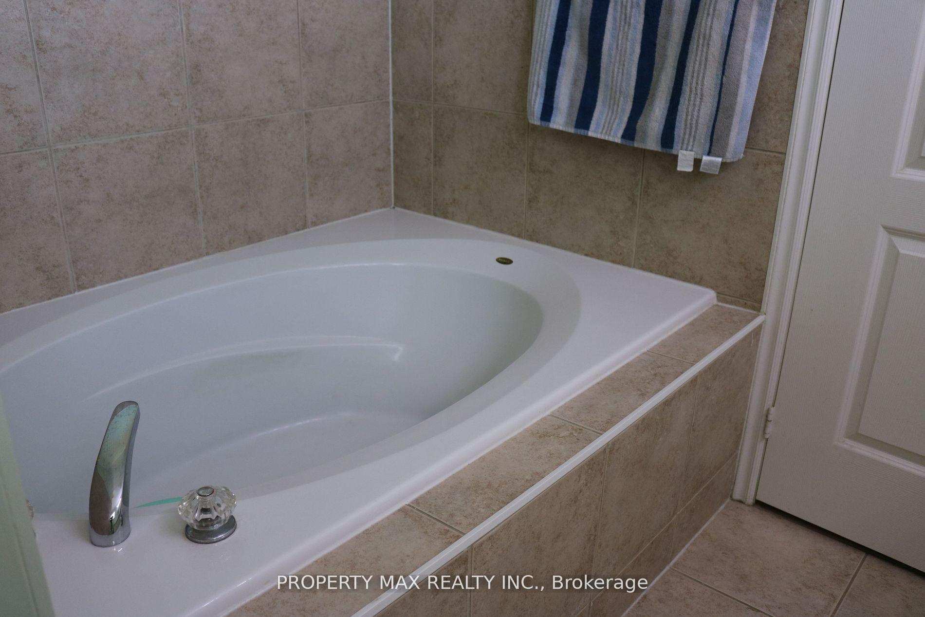 Photo 8 of 14 Rivermere Court, Brampton, Fletcher's Meadow — HOMEH