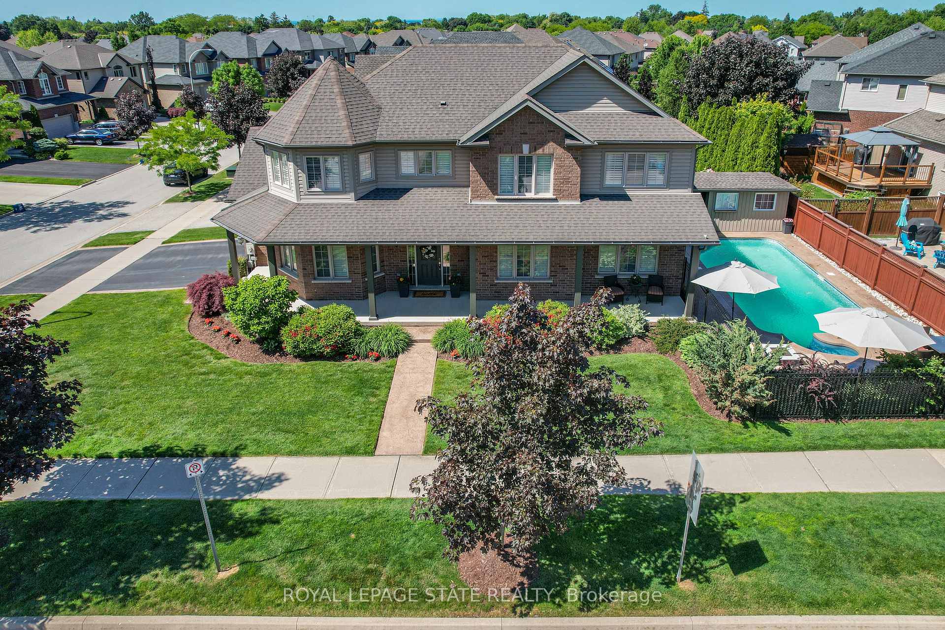 Photo 3 of 2 Hewitt Drive, Grimsby, Grimsby East — HOMEH