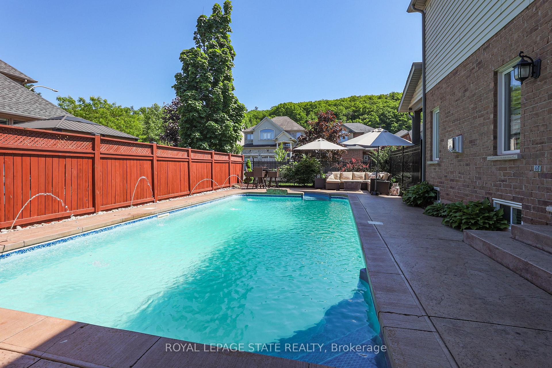 Photo 6 of 2 Hewitt Drive, Grimsby, Grimsby East — HOMEH