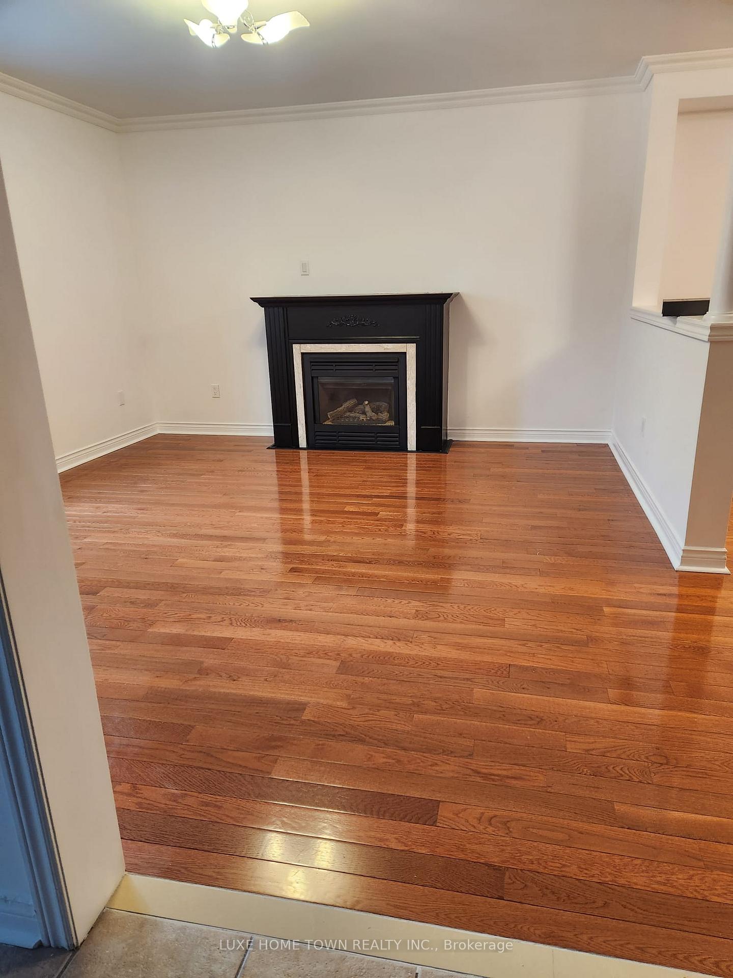Photo 2 of 49 Queen Isabella(MAIN) Crescent, Vaughan, Vellore Village — HOMEH