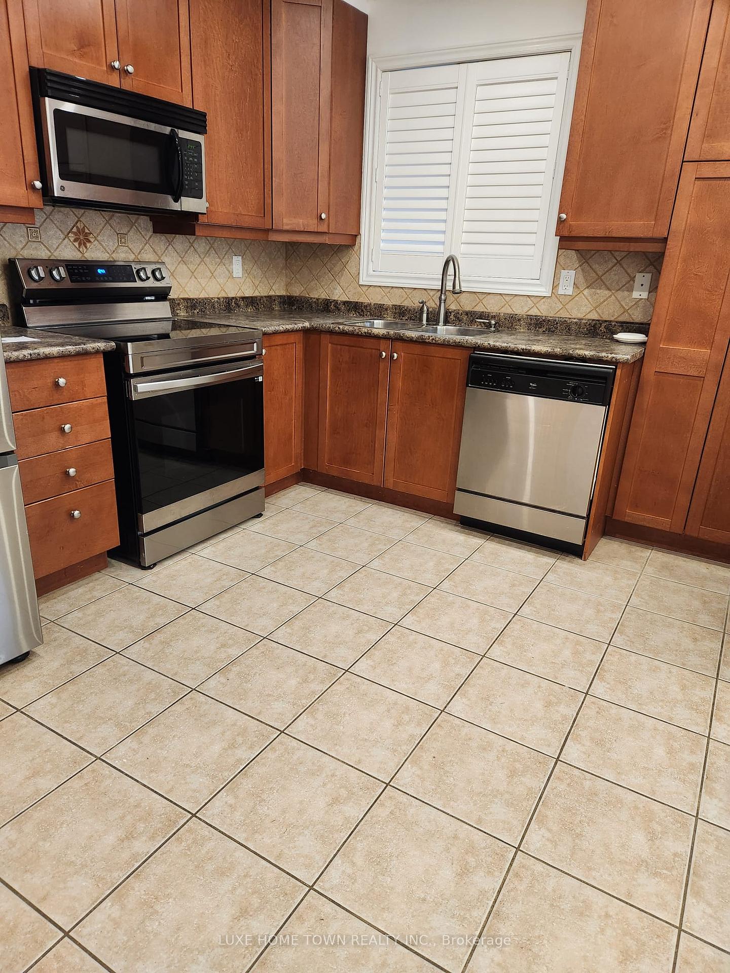 Photo 3 of 49 Queen Isabella(MAIN) Crescent, Vaughan, Vellore Village — HOMEH