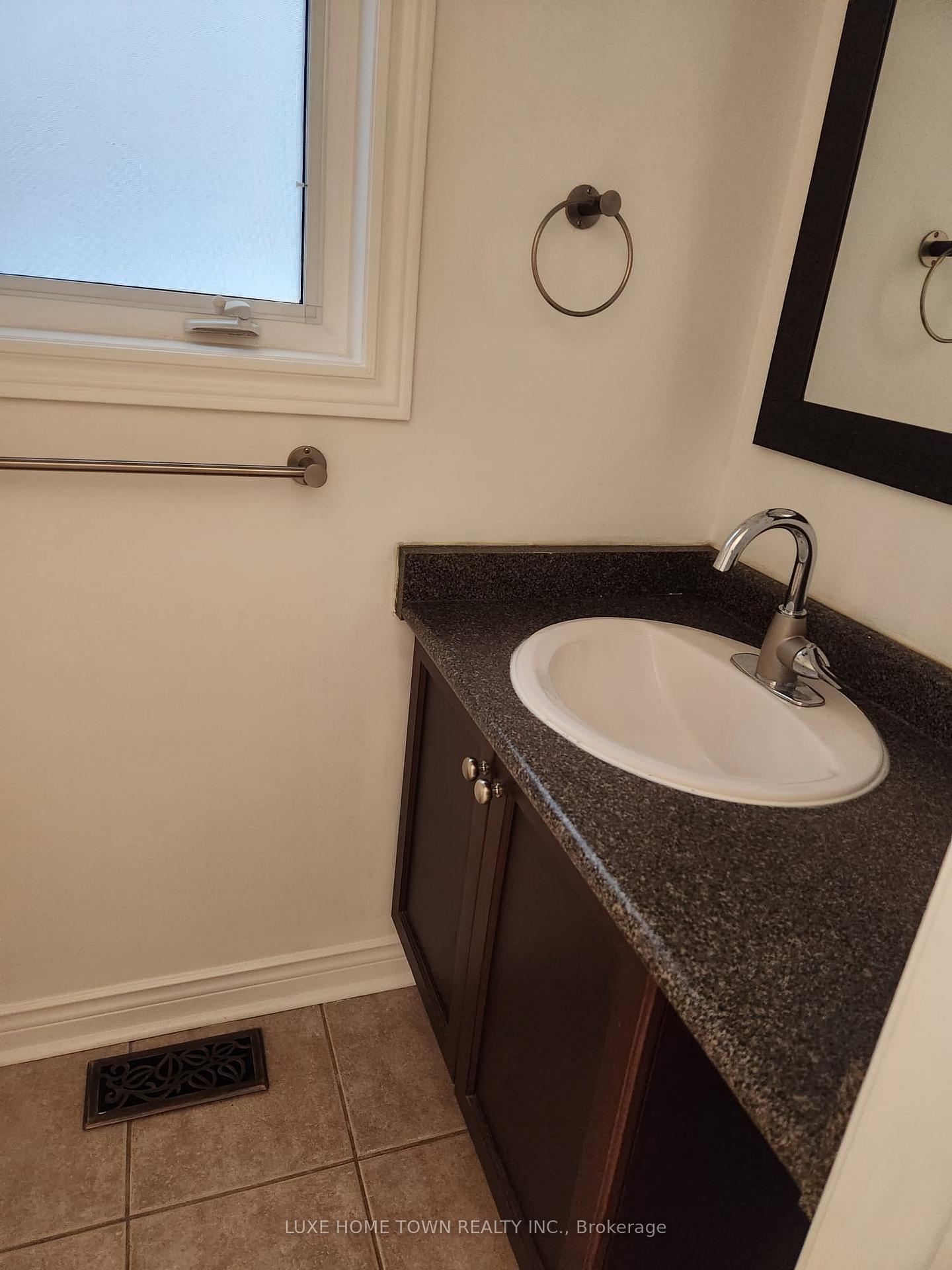 Photo 16 of 49 Queen Isabella(MAIN) Crescent, Vaughan, Vellore Village — HOMEH