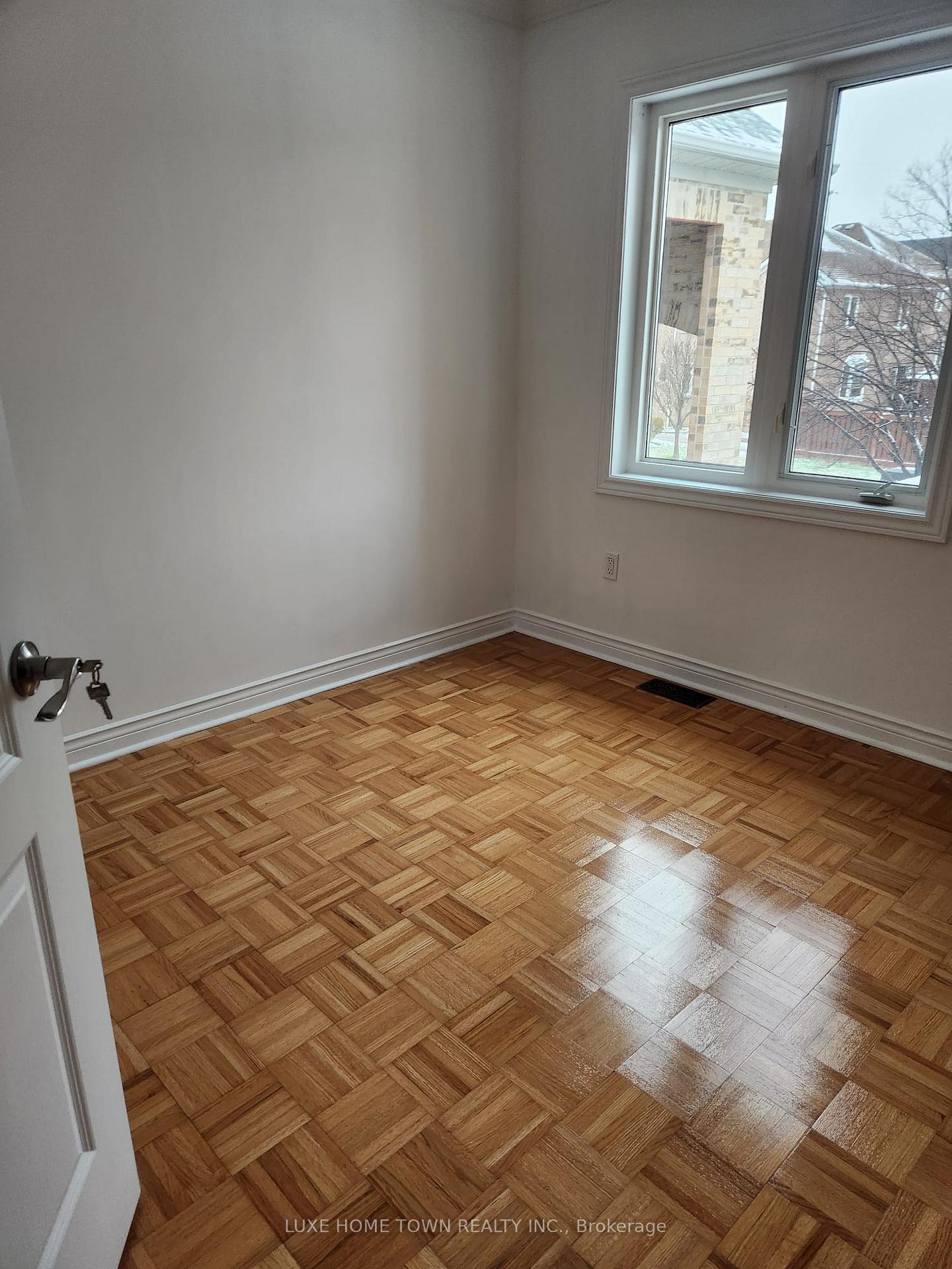 Photo 11 of 49 Queen Isabella(MAIN) Crescent, Vaughan, Vellore Village — HOMEH