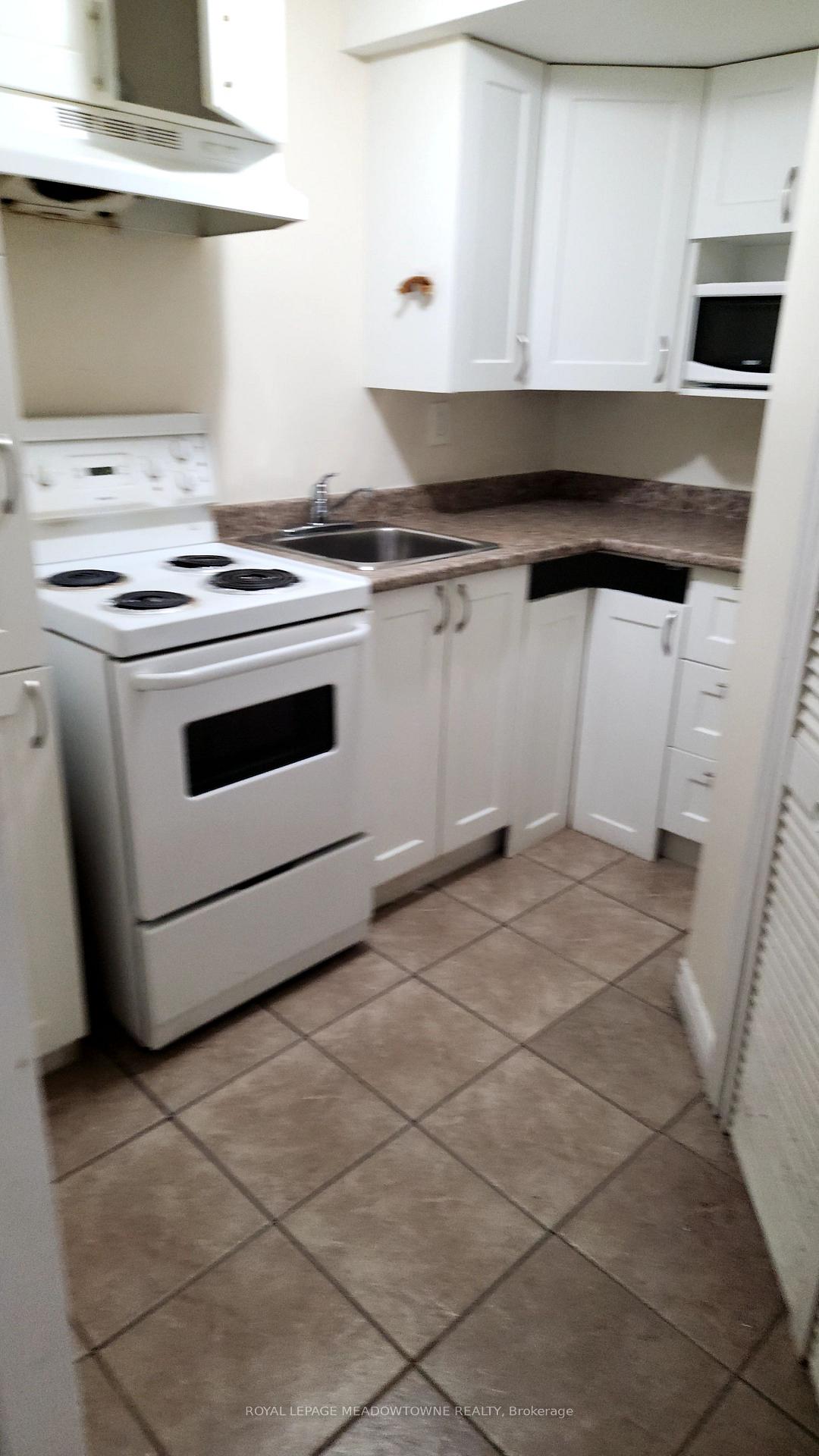 Photo 12 of 43 Devonsleigh Drive, Brampton, Fletcher's Meadow — HOMEH