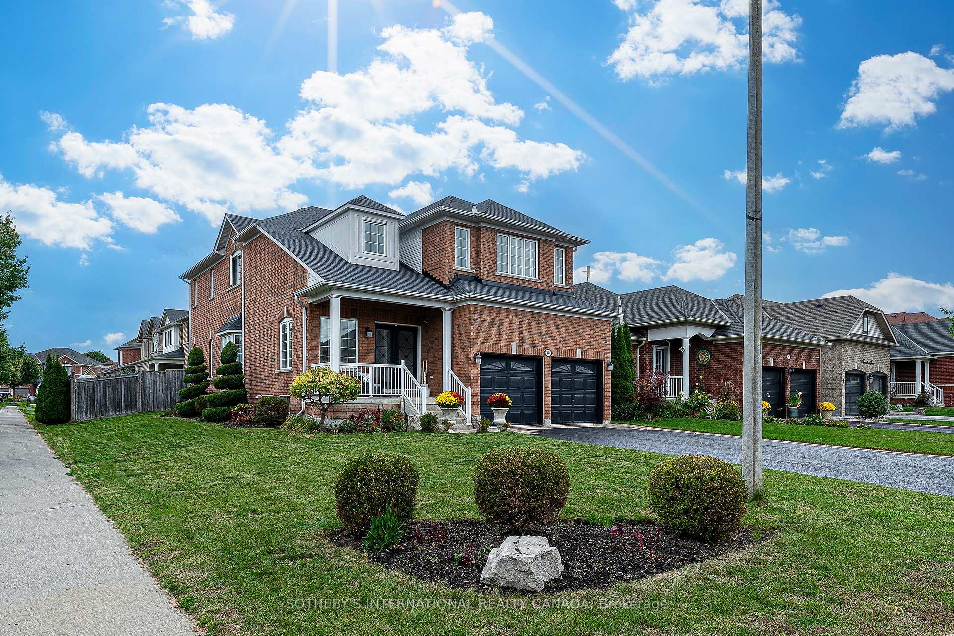 Photo 7 of 18 Harkness Drive, Whitby, Rolling Acres — HOMEH