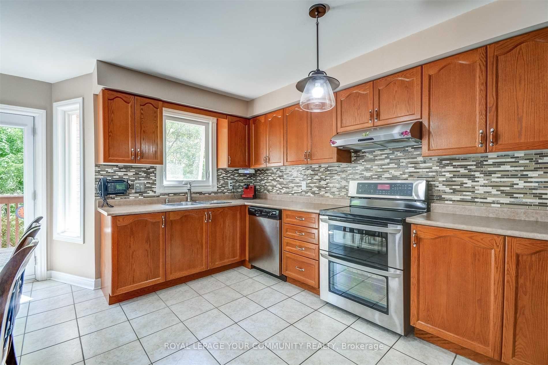 Photo 2 of 37 Giotto Crescent, Vaughan, Maple — HOMEH