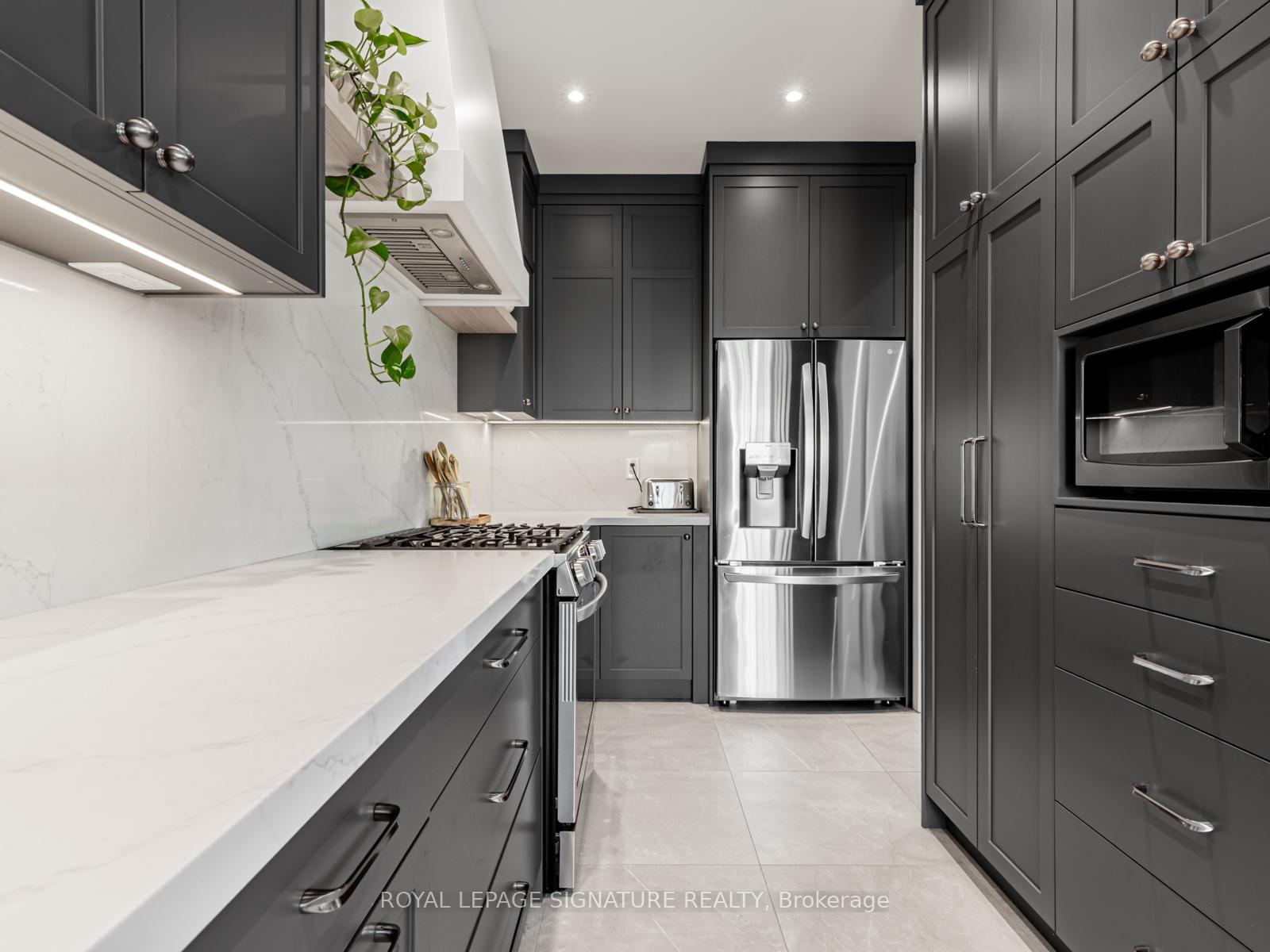 Photo 7 of 171 Wolf Creek Crescent, Vaughan, Patterson — HOMEH