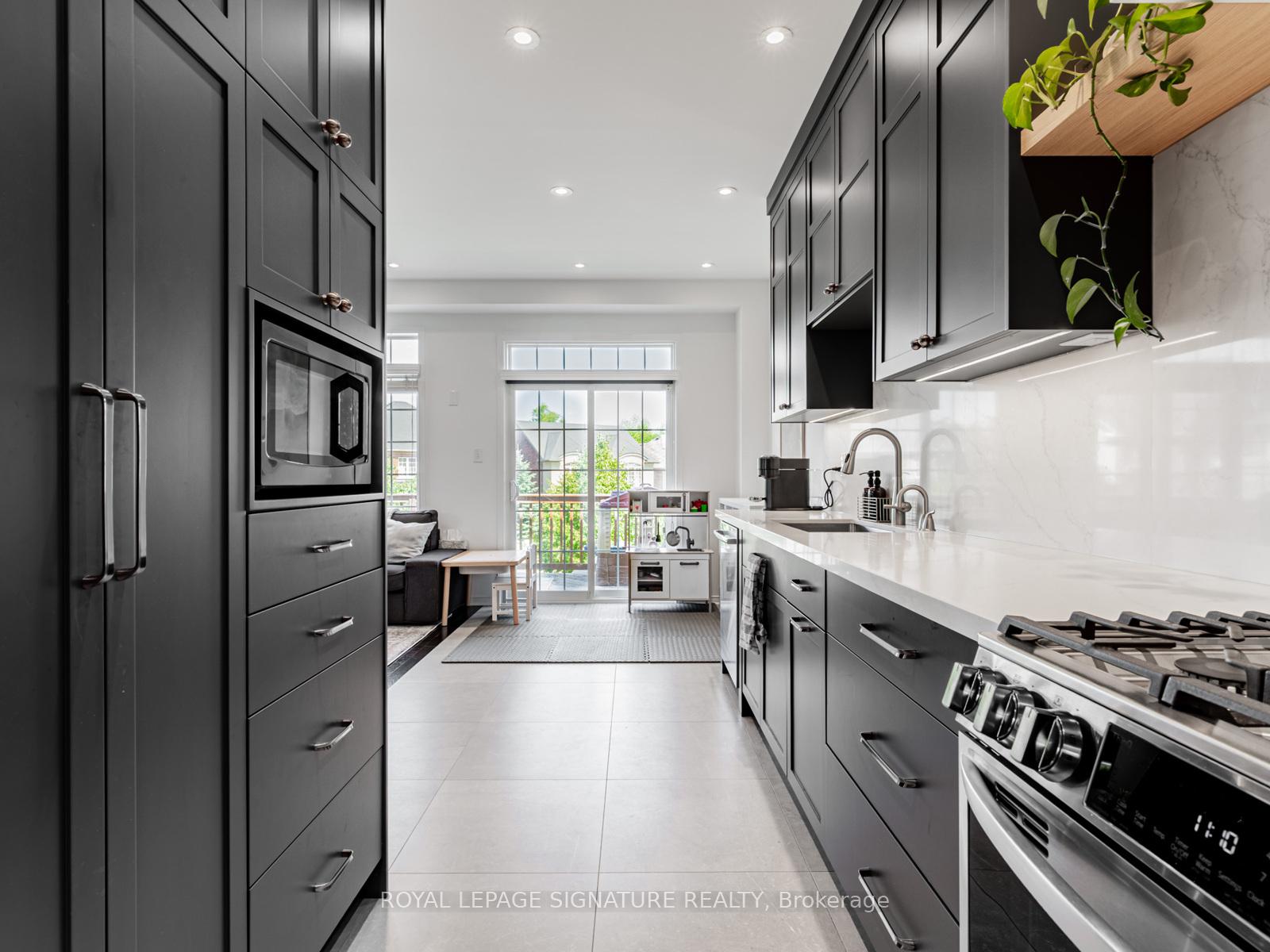 Photo 5 of 171 Wolf Creek Crescent, Vaughan, Patterson — HOMEH