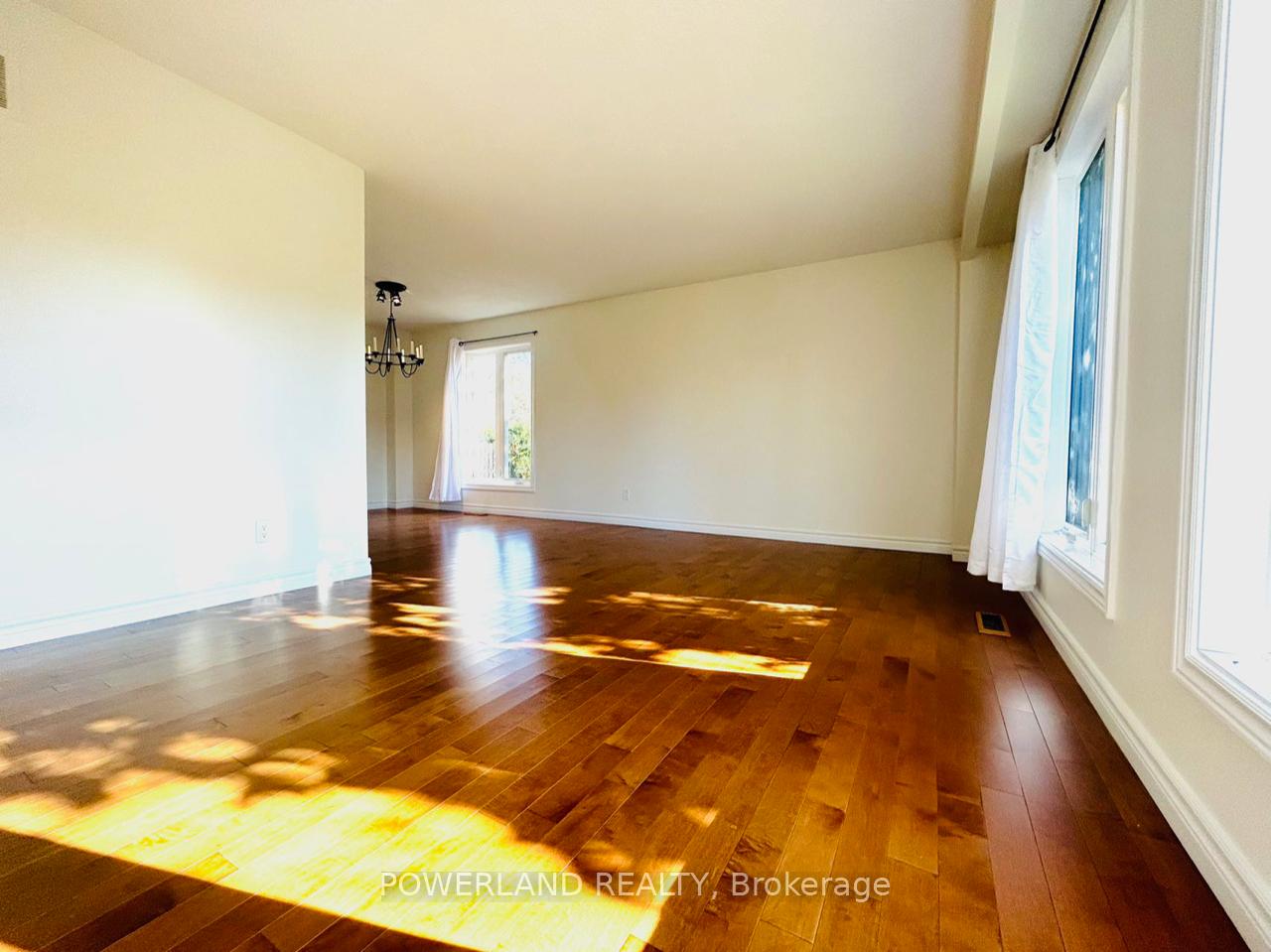 Photo 8 of 57 Sandusky Crescent, Aurora, Aurora Highlands — HOMEH