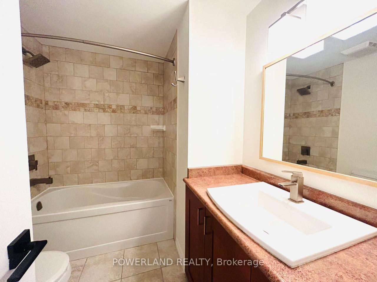 Photo 3 of 57 Sandusky Crescent, Aurora, Aurora Highlands — HOMEH