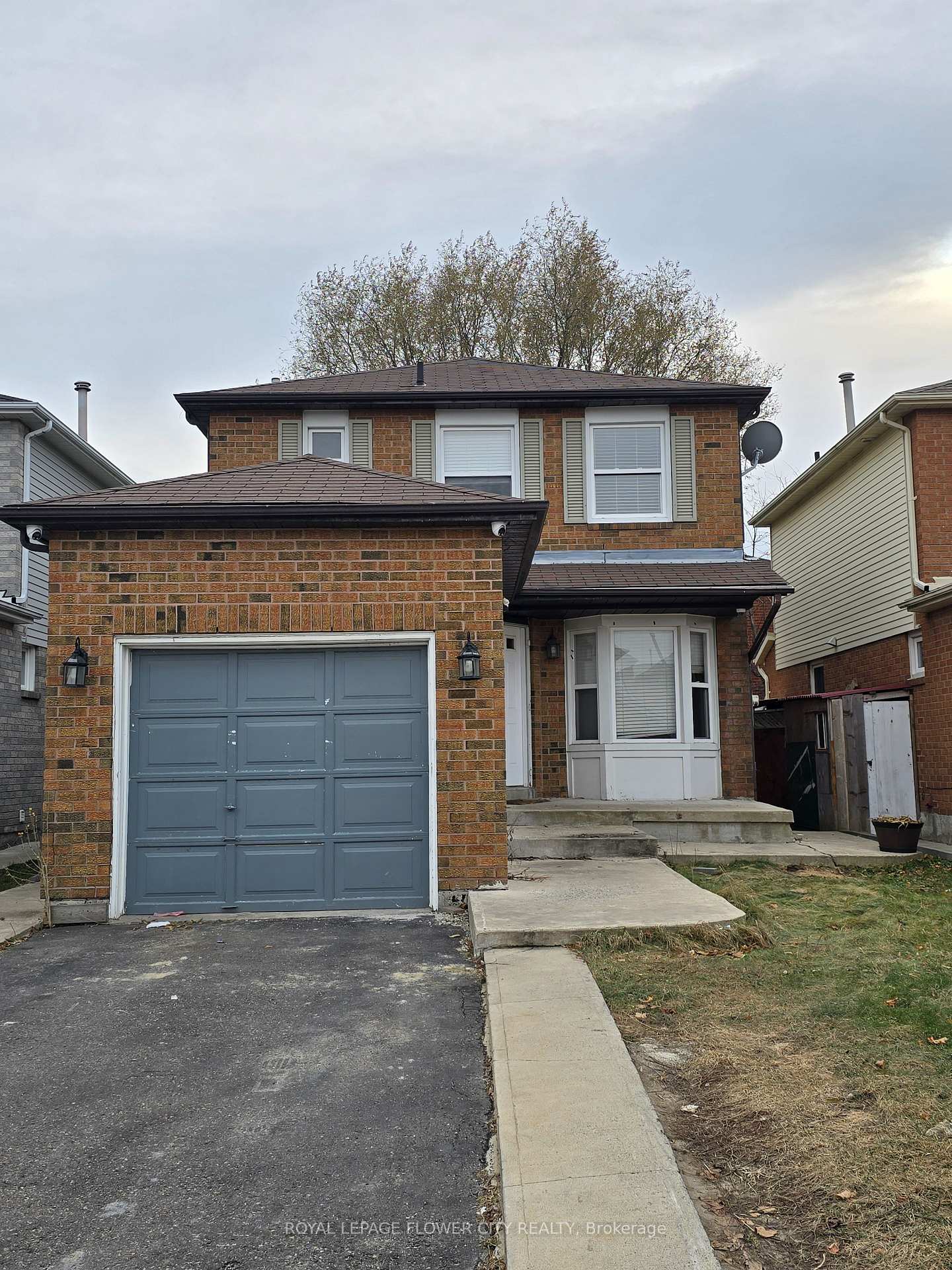 Front of Unit Upper, 5 Ravenswood Drive
