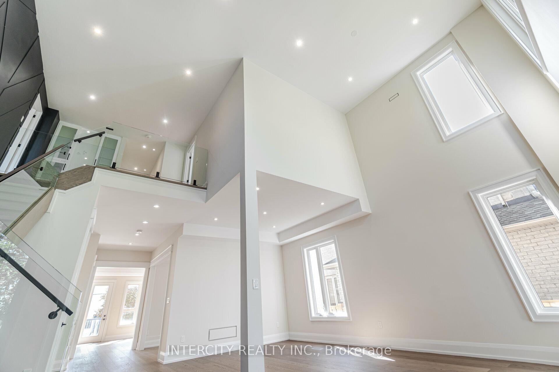 Photo 5 of 23 Lockheed Boulevard S, Etobicoke, Humber Heights — HOMEH