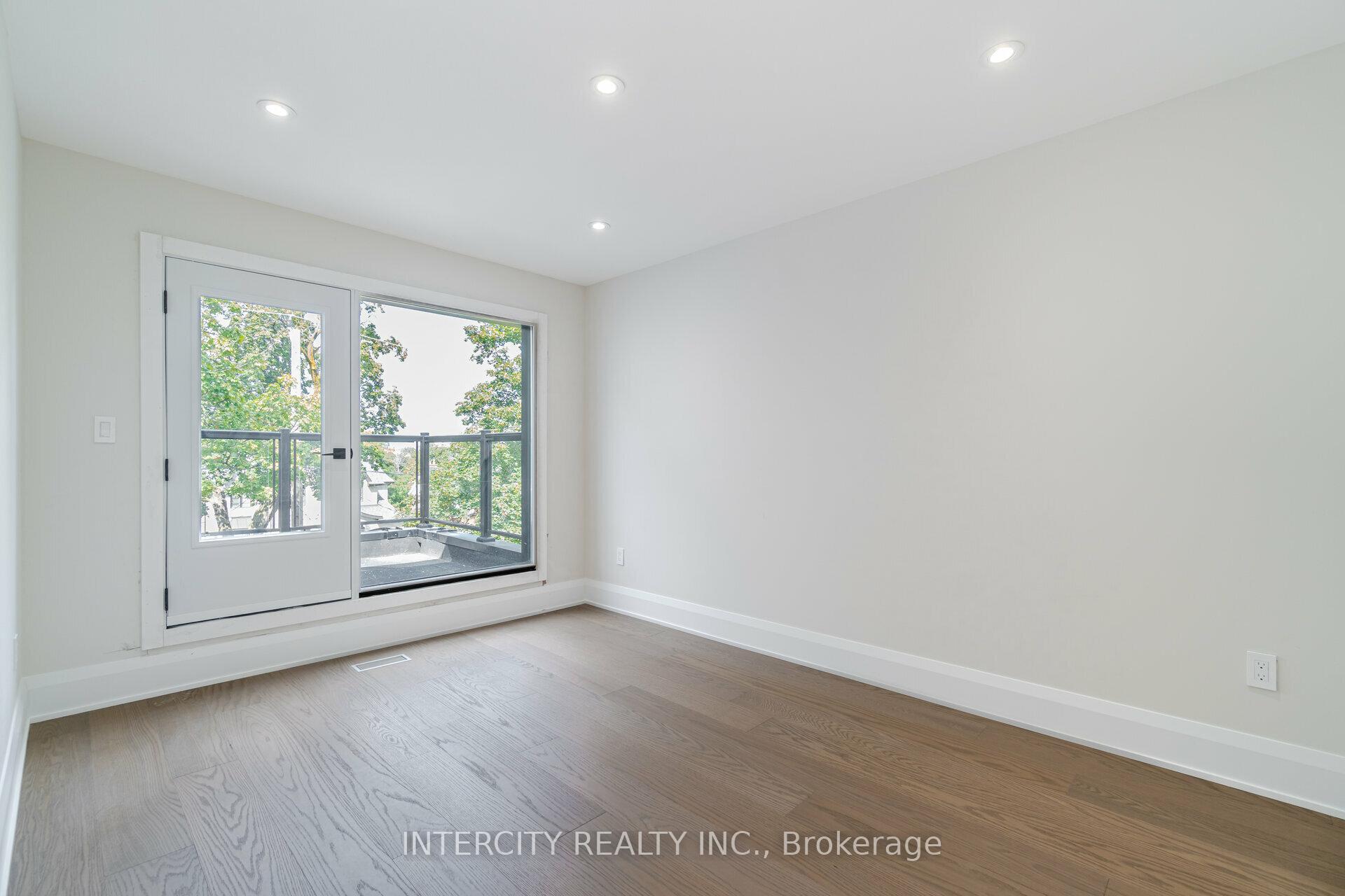 Photo 11 of 23 Lockheed Boulevard S, Etobicoke, Humber Heights — HOMEH