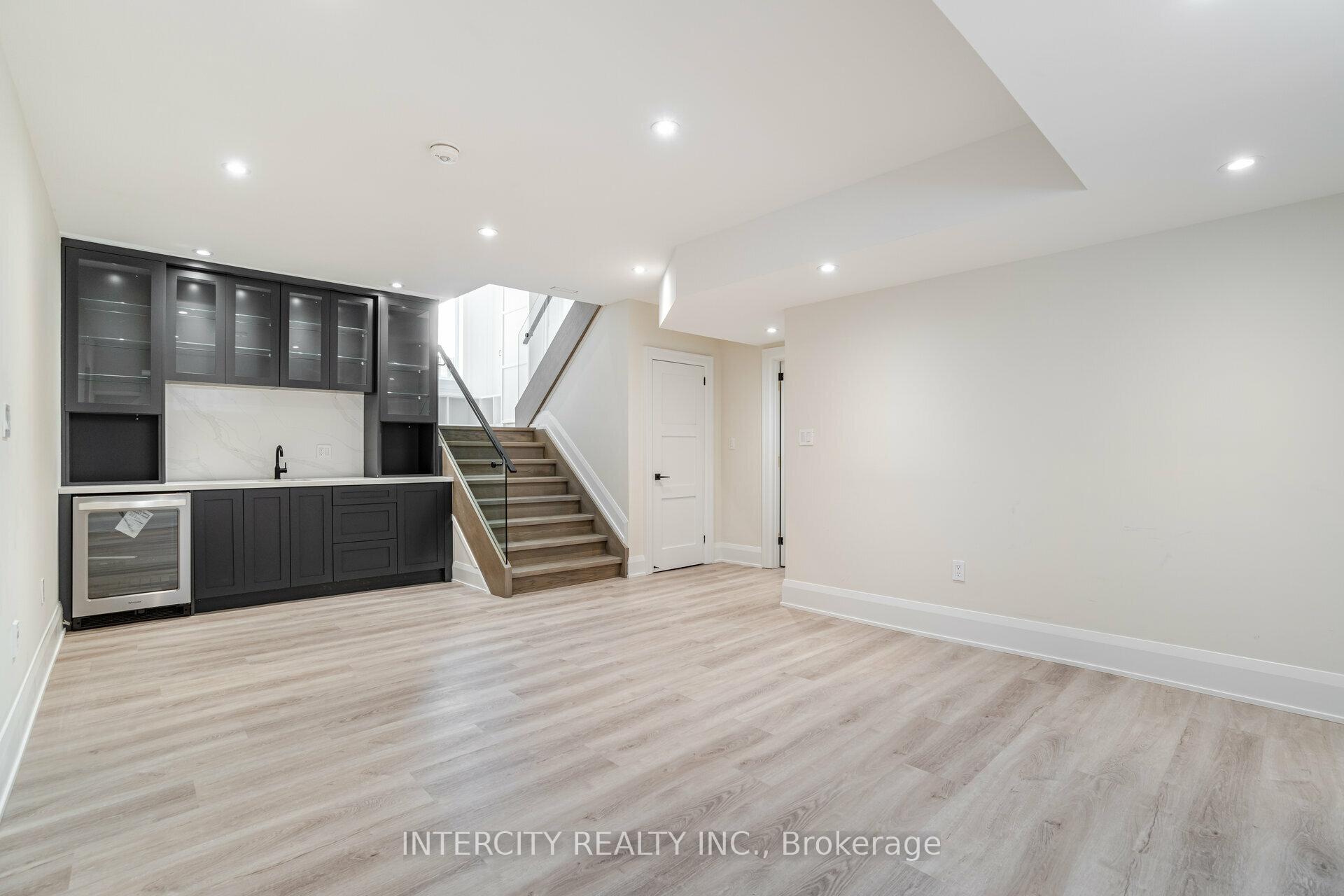 Photo 12 of 23 Lockheed Boulevard S, Etobicoke, Humber Heights — HOMEH