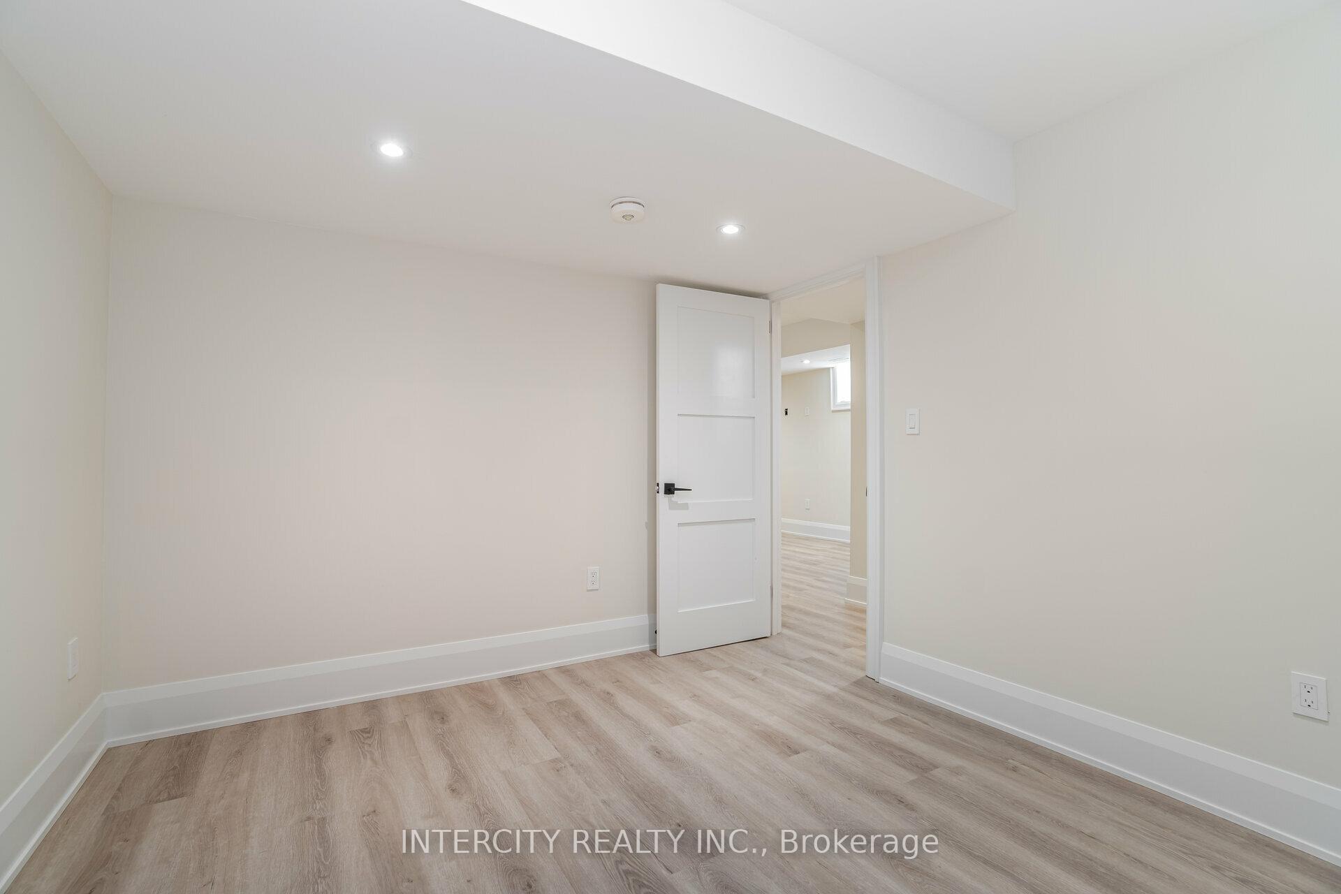 Photo 37 of 23 Lockheed Boulevard S, Etobicoke, Humber Heights — HOMEH